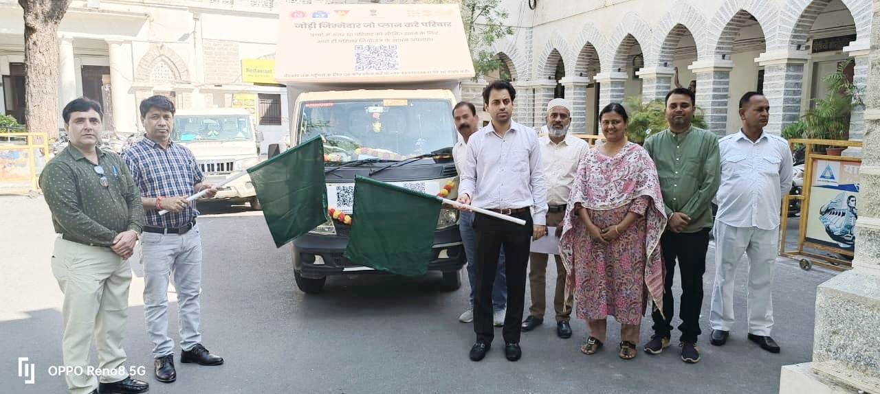 कलक्टर पोसवाल ने परिवार कल्याण जागरूकता वैन को दिखाई हरी झंडी