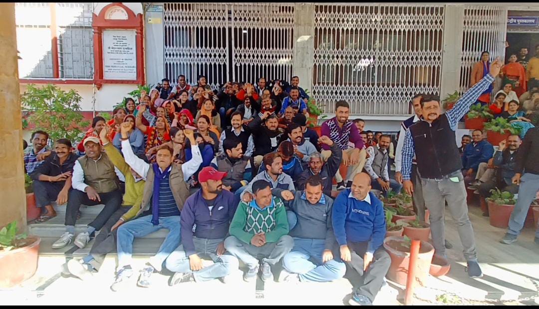Employees of MLSU Continue Strike Demanding Implementation of Contractual Hiring Rules