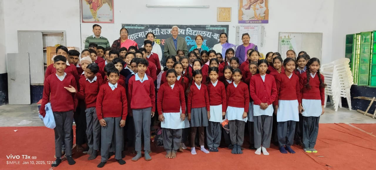 Distributes Sweaters to Protect Children from Winter Cold