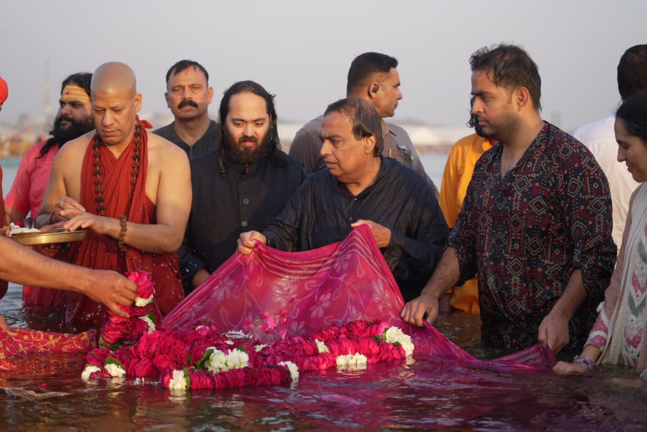 चार पीढ़ियों संग महाकुंभ पहुंचे मुकेश अंबानी, संगम में लगाई डुबकी