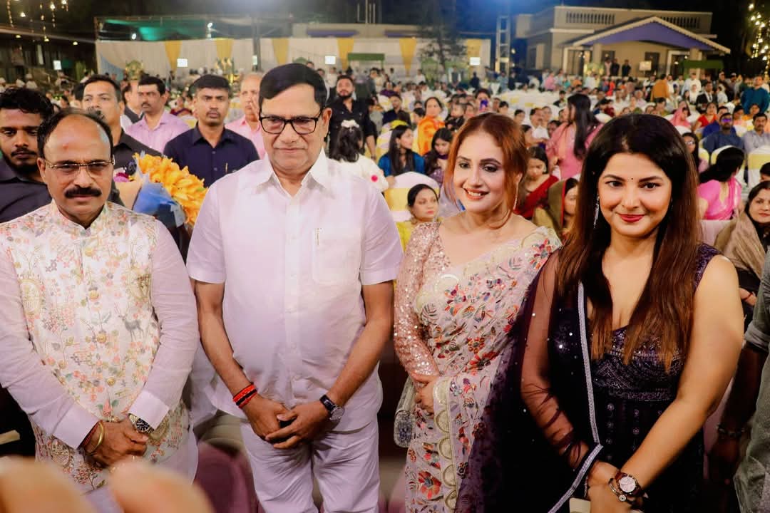 अनिल कुमार सिंह ने बांटी सिलाई मशीन, व्हीलचेयर