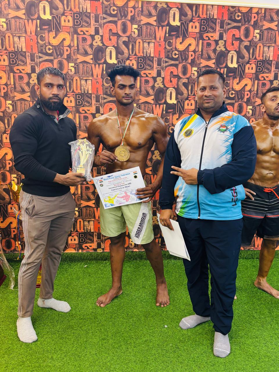 फरीदाबाद के कोच राकेश शर्मा के खिलाड़ी आर्यन ने जीता मेंस फिजीक प्रतियोगिता