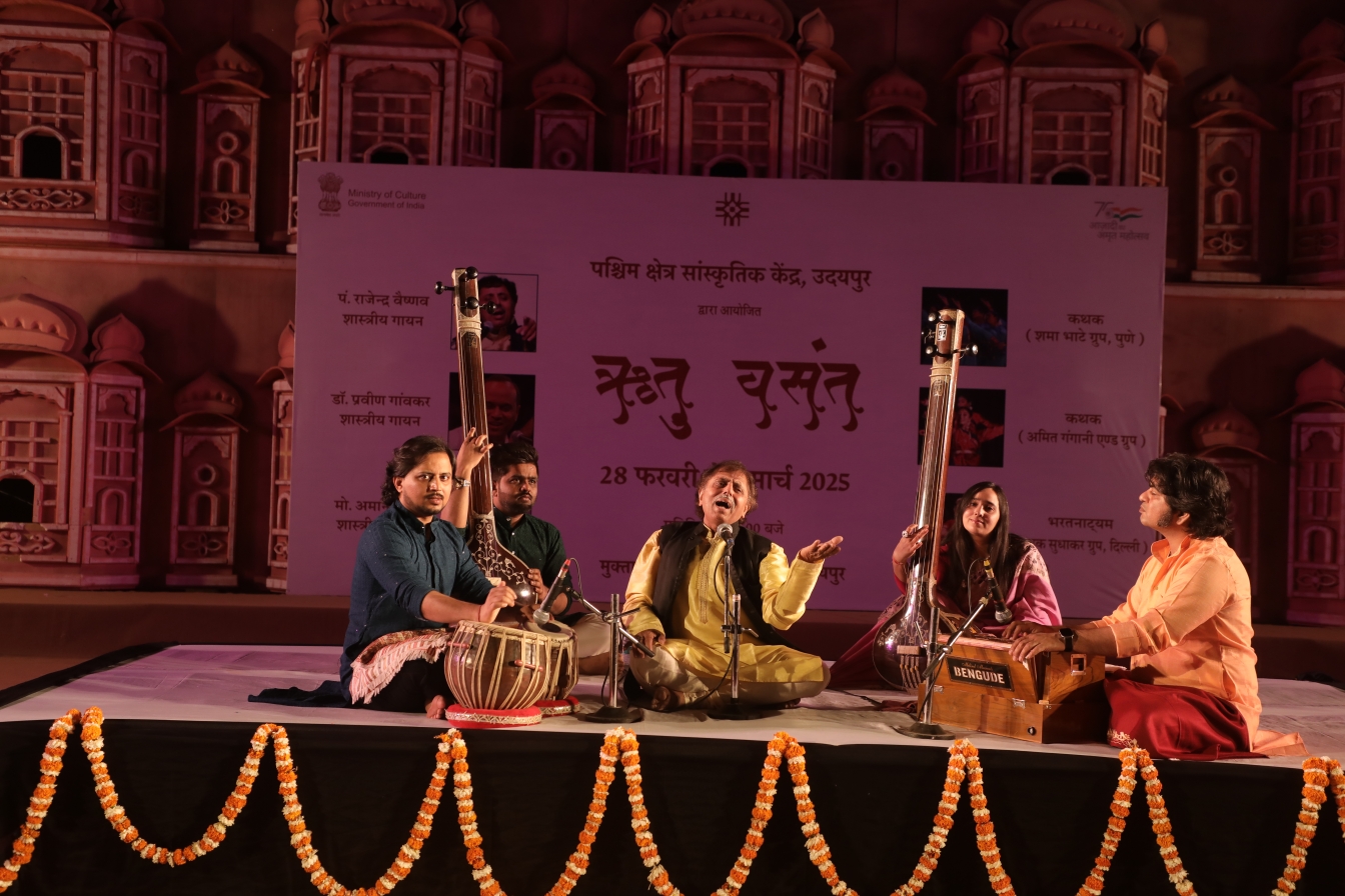 Spring Season Begins at Shilpgram with "Fagwa Brij Mein Dekhan Ko Chalo Re"