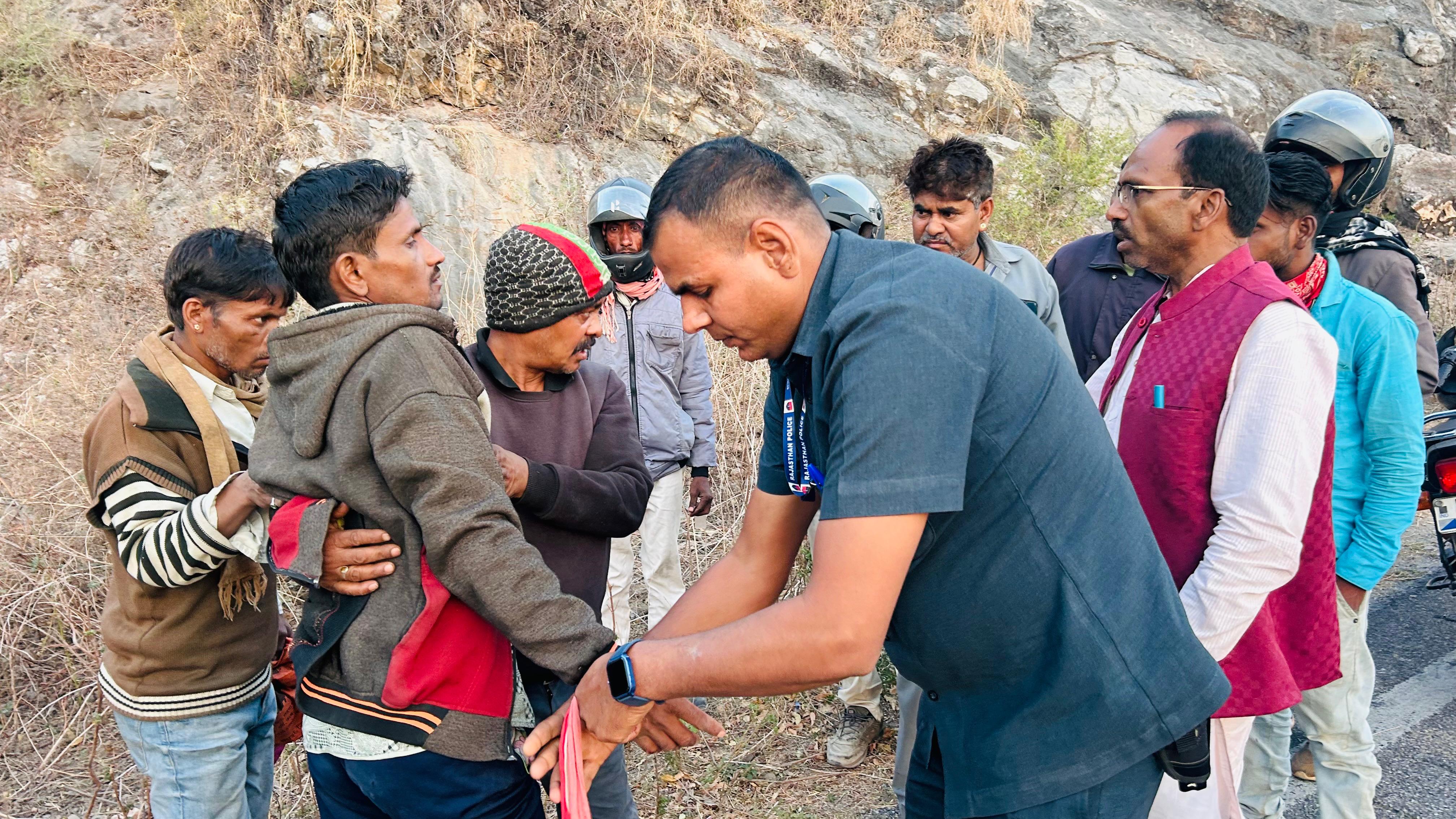सडक पर घायल पडे युवक को सांसद रावत ने अपनी कार से अस्पताल पहुंचाया