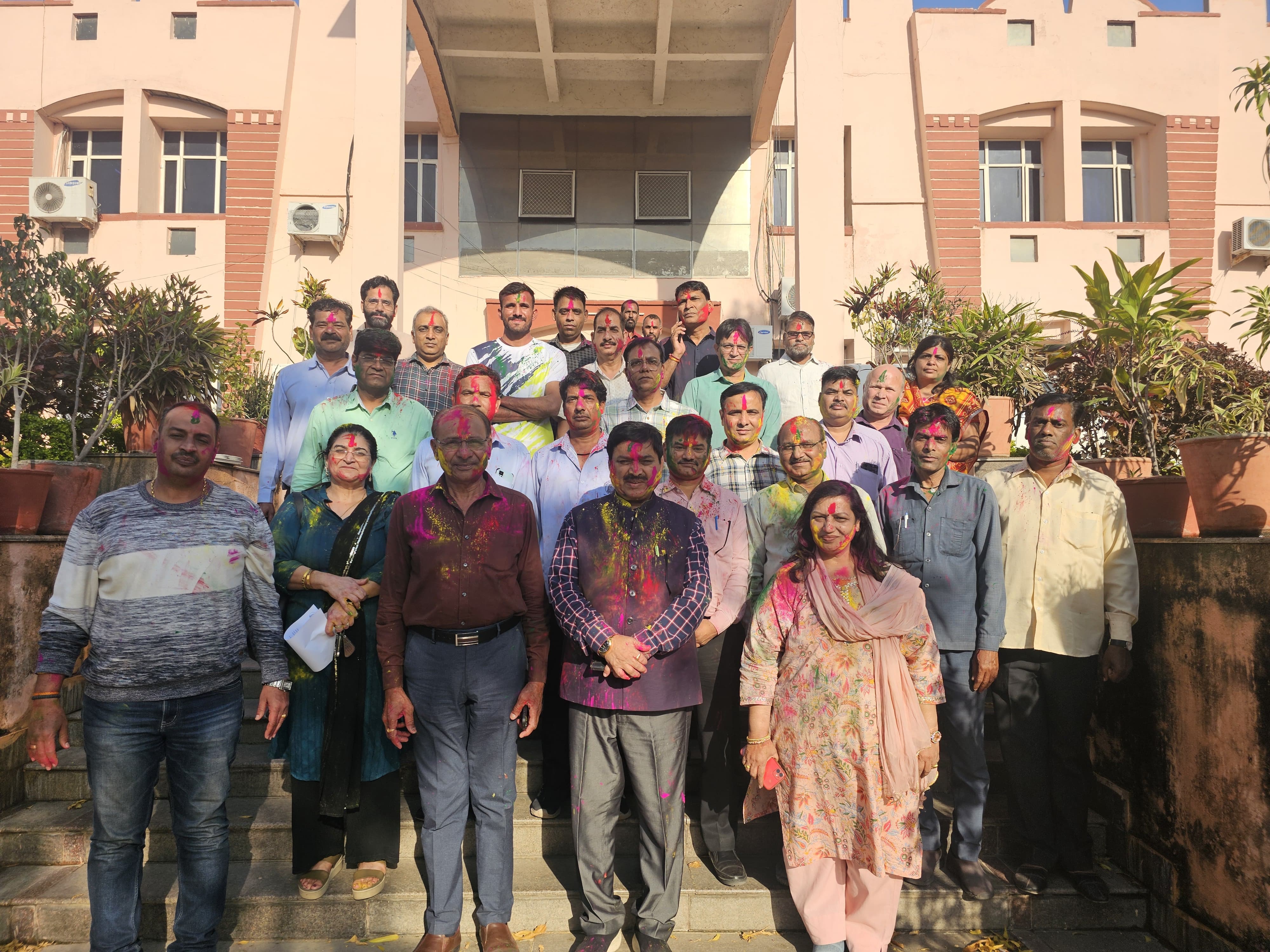 होली की उमंग के साथ विद्यापीठ ने तिलक होली खेल जल संरक्षण का दिया संदेश ।