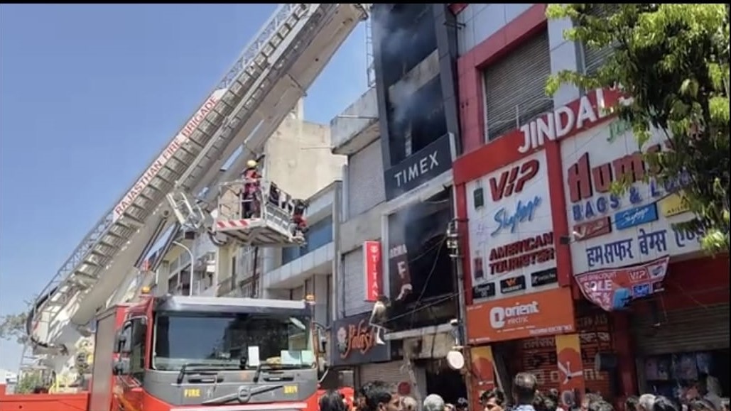 बापू बाजार में बहुमंजिला दुकान में लगी आग, फायर बिग्रेड ने किया काबू