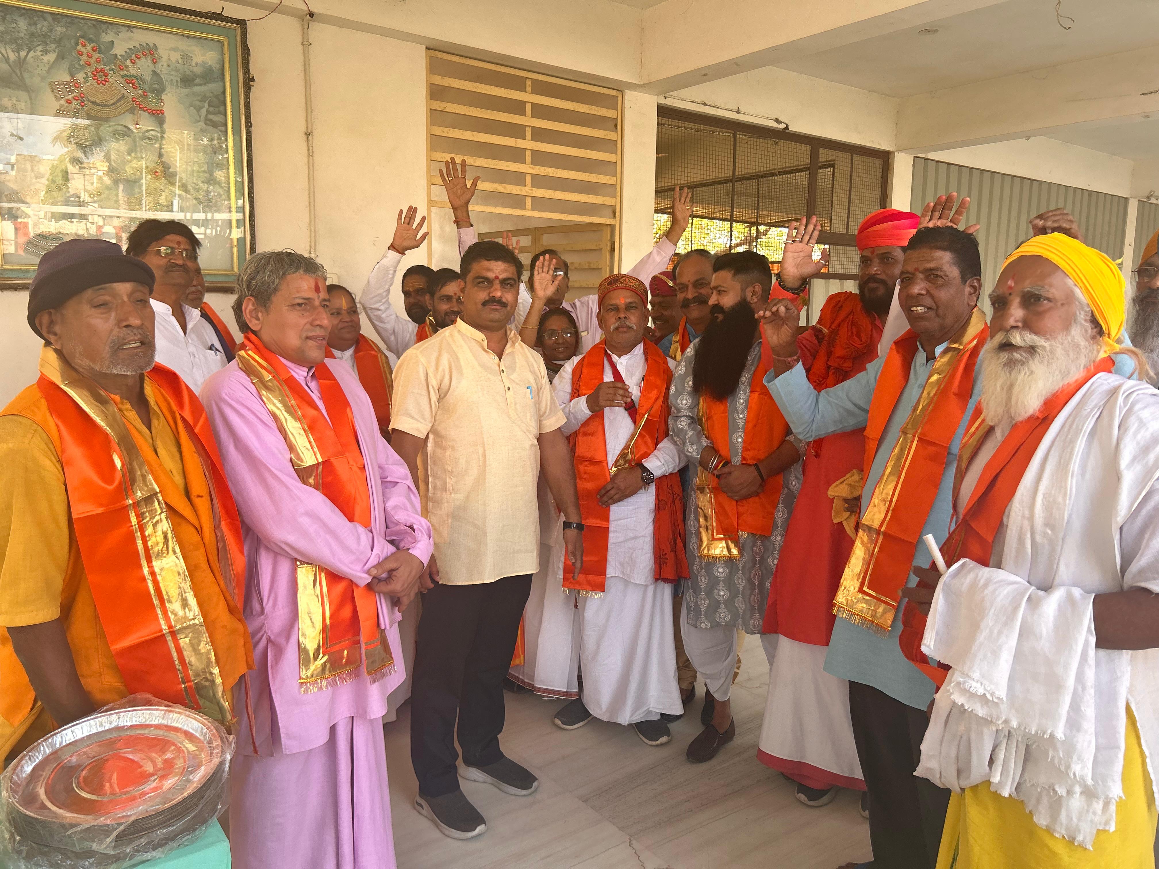भारतीय नववर्ष : शोभायात्रा मार्ग में बांटे पीले चावल, उत्सव में पधारने का सानुरोध निमंत्रण 