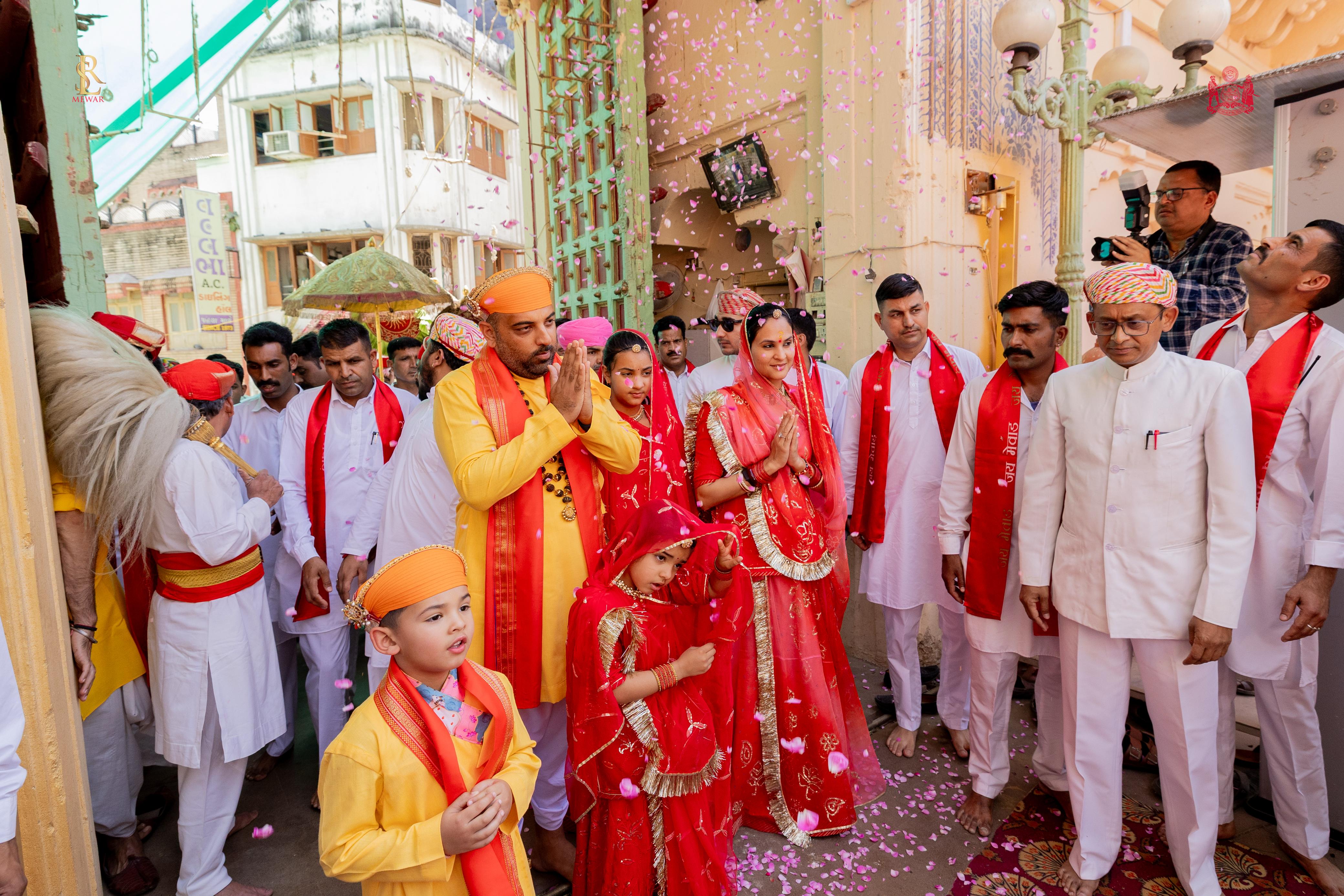 राजभोग दर्शन किए, विशाल बावा ने सपरिवार समाधान किया 