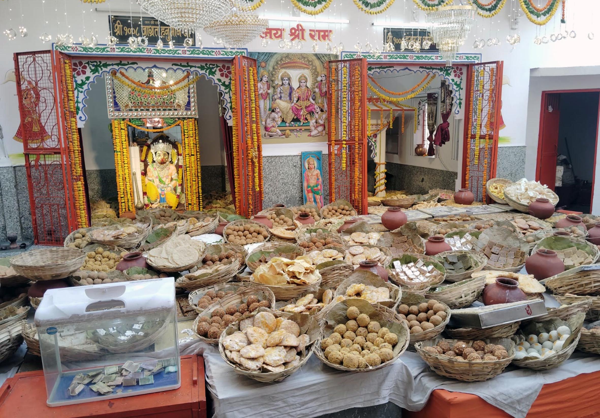 1008 जागृत हनुमानजी को धराया छप्पन भोग