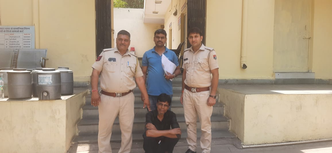 थाना प्रभारी रामलक्ष्मण ने तस्कर पकड़ा