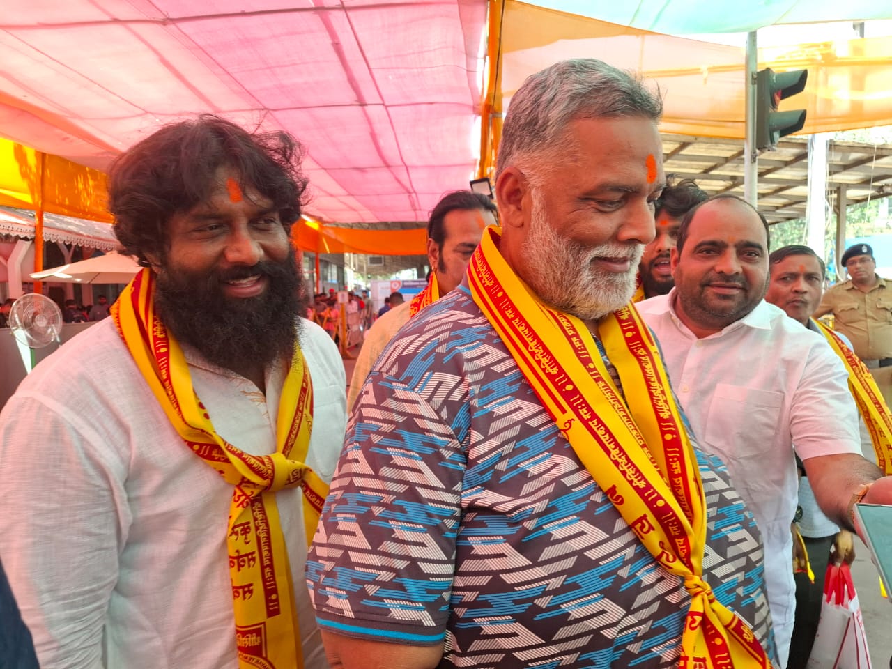 सांसद और अभिनेता पहुंचे सिद्धिविनायक मंदिर दर्शन