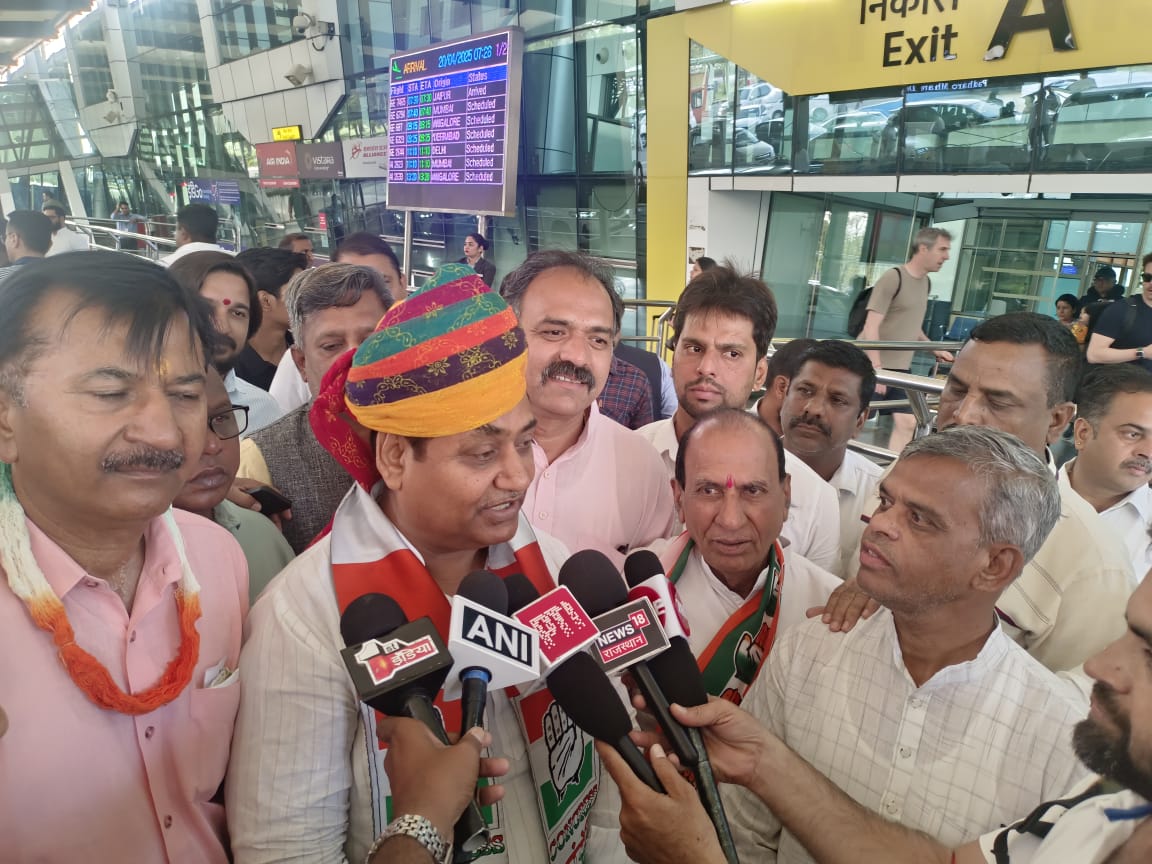 गोविंद सिंह डोटासरा का डबोक एयरपोर्ट पर कांग्रेस कार्यकताओं द्वारा स्वागत 