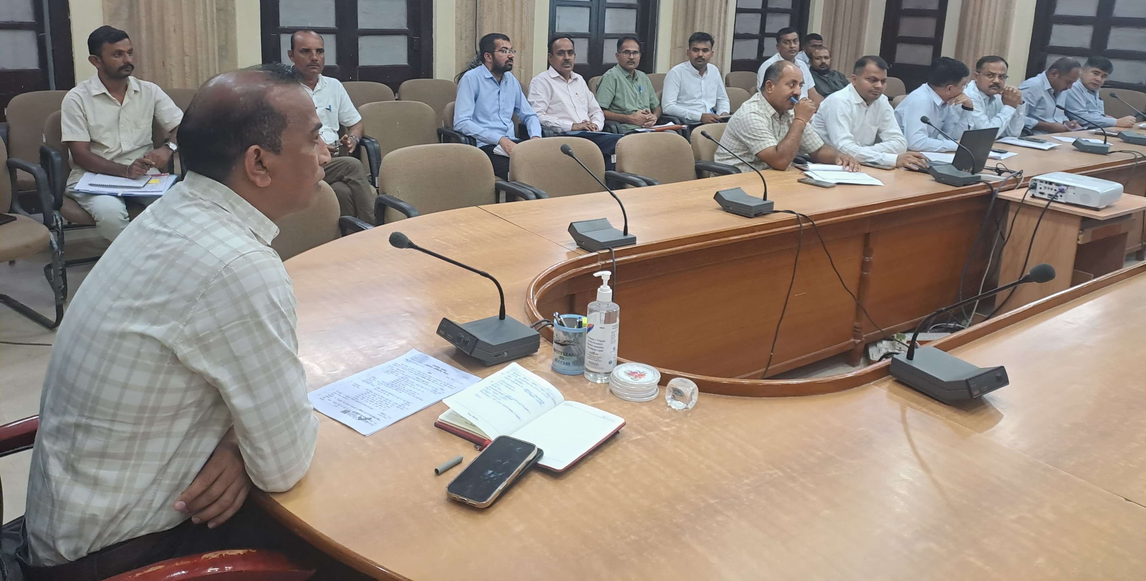 जिला कलक्टर ने की सप्ताहिक समीक्षा बैठक