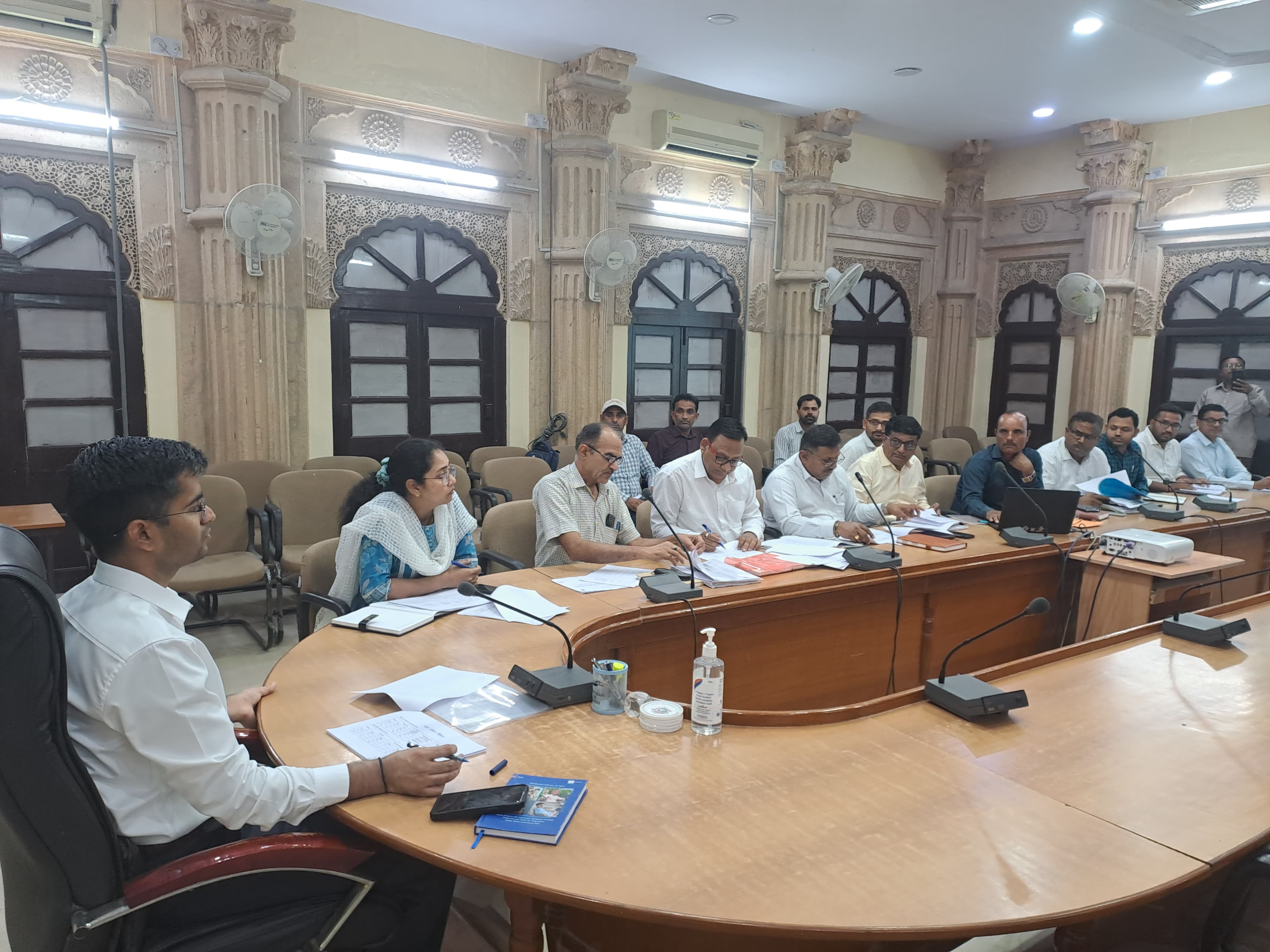 जिला कलक्टर ने ली जल जीवन मिशन एवं अटल  भू जल योजना की प्रगति की समीक्षा बैठक