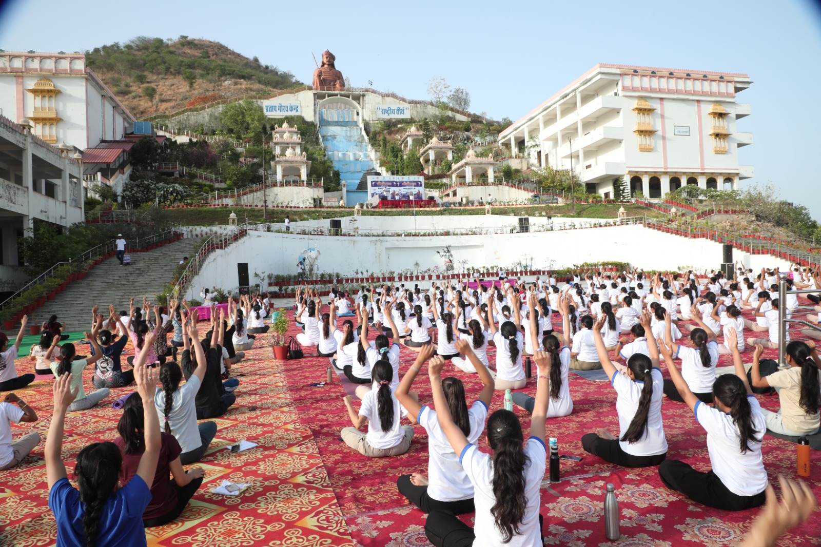 योग की जागरूकता के लिए 100 शहरों में उदयपुर भी हुआ शामिल राष्ट्रीय तीर्थ प्रताप गौरव केंद्र पर हुआ योगोत्सव का आयोजन सैकड़ों लोगों ने किया सामूहिक योगाभ्यास