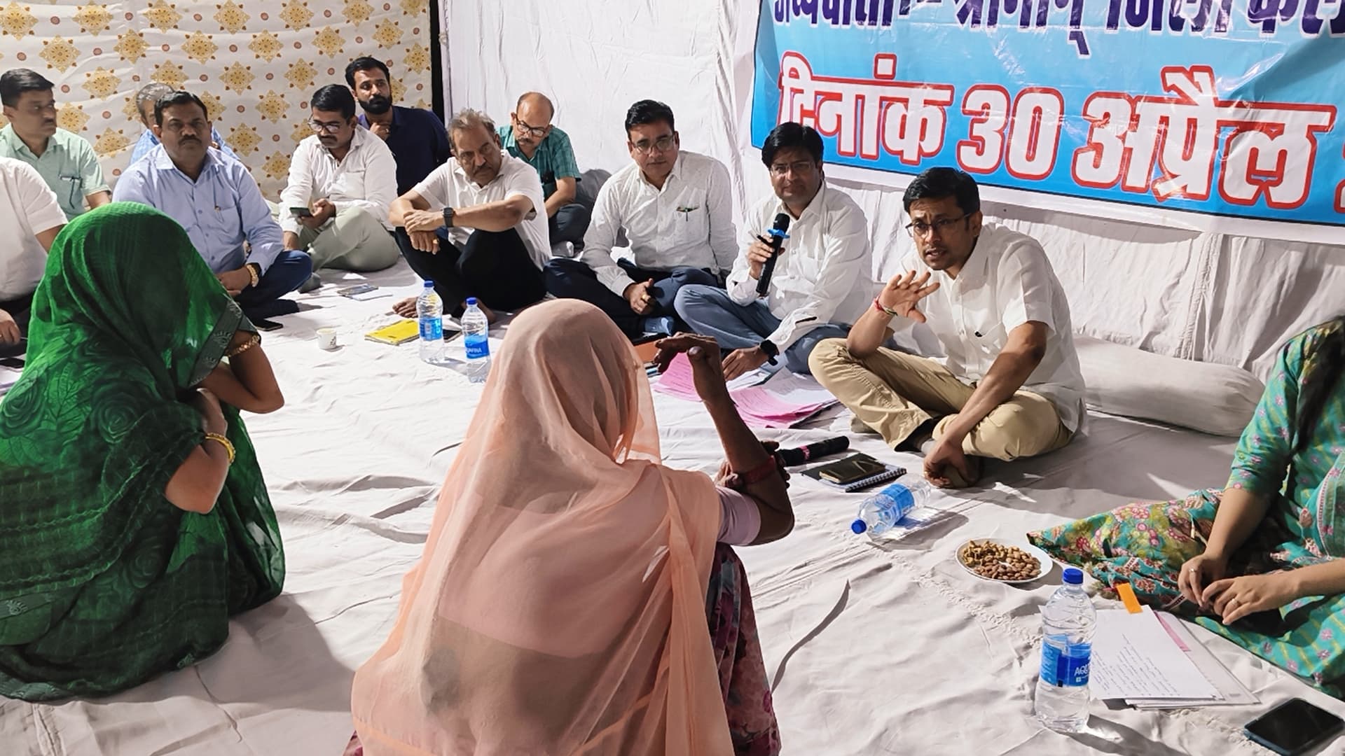 जिला कलक्टर की रात्रि चौपाल  मावली की सांगवा पंचायत में चौपाल में जिला कलक्टर ने सुनी ग्रामीणों की समस्याएं