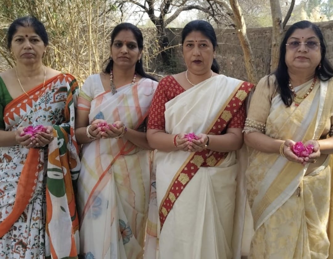 आर्यन लेखिका मंच कोटा द्वारा, पहलगाम की आतंकी घटना में मारे गए 26 पर्यटकों को मौन  रख कर काव्यात्मक श्रद्धांजलि .........
