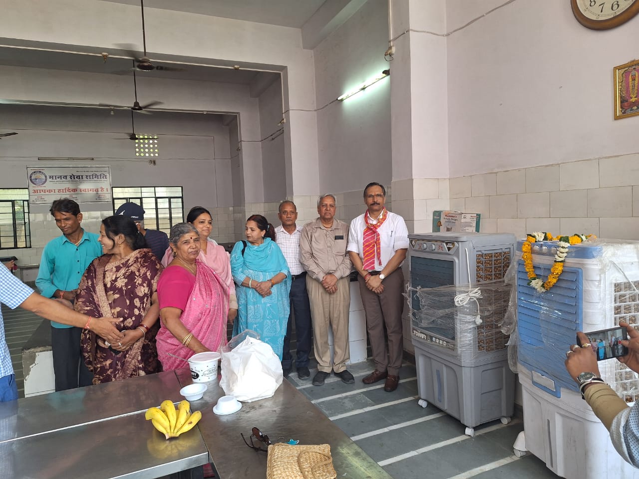 मानव सेवा समिति द्वारा प्रिंसिपल माथुर साहब को भेंट