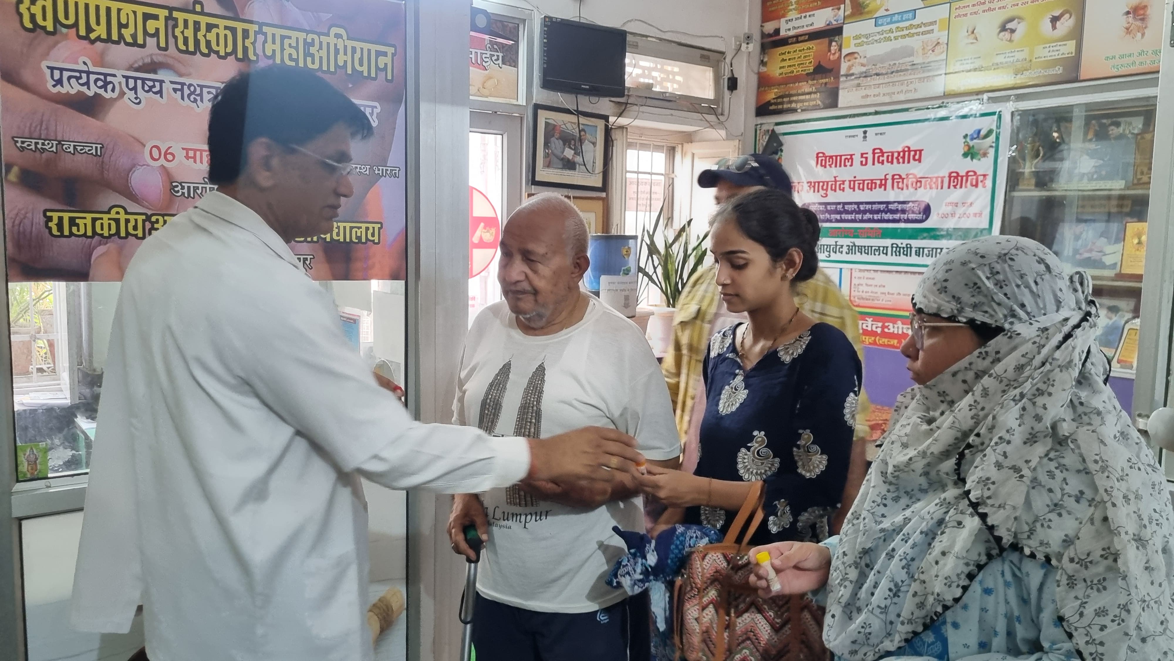 गर्मी से राहत हेतु 'अमृत धारा पिल्स वितरण महाभियान' अब 31 मई तक जारी रहेगा आयुर्वेद  विभाग के राजकीय आदर्श आयुर्वेद औषधालय सिन्धी बाज़ार उदयपुर का जनहित में अभिनव प्रयास