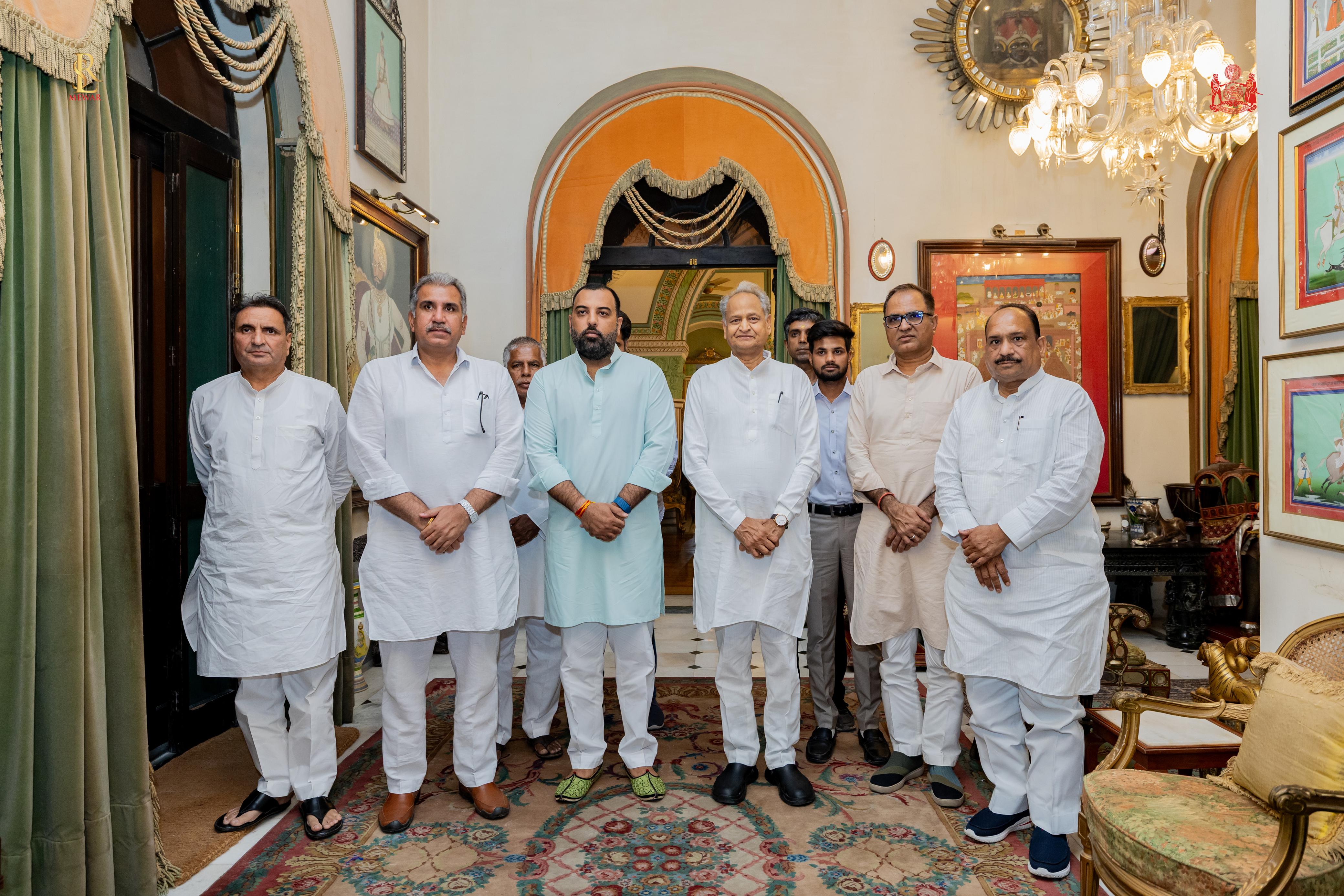 गहलोत ने शंभू निवास पहुंचकर जताया शोक