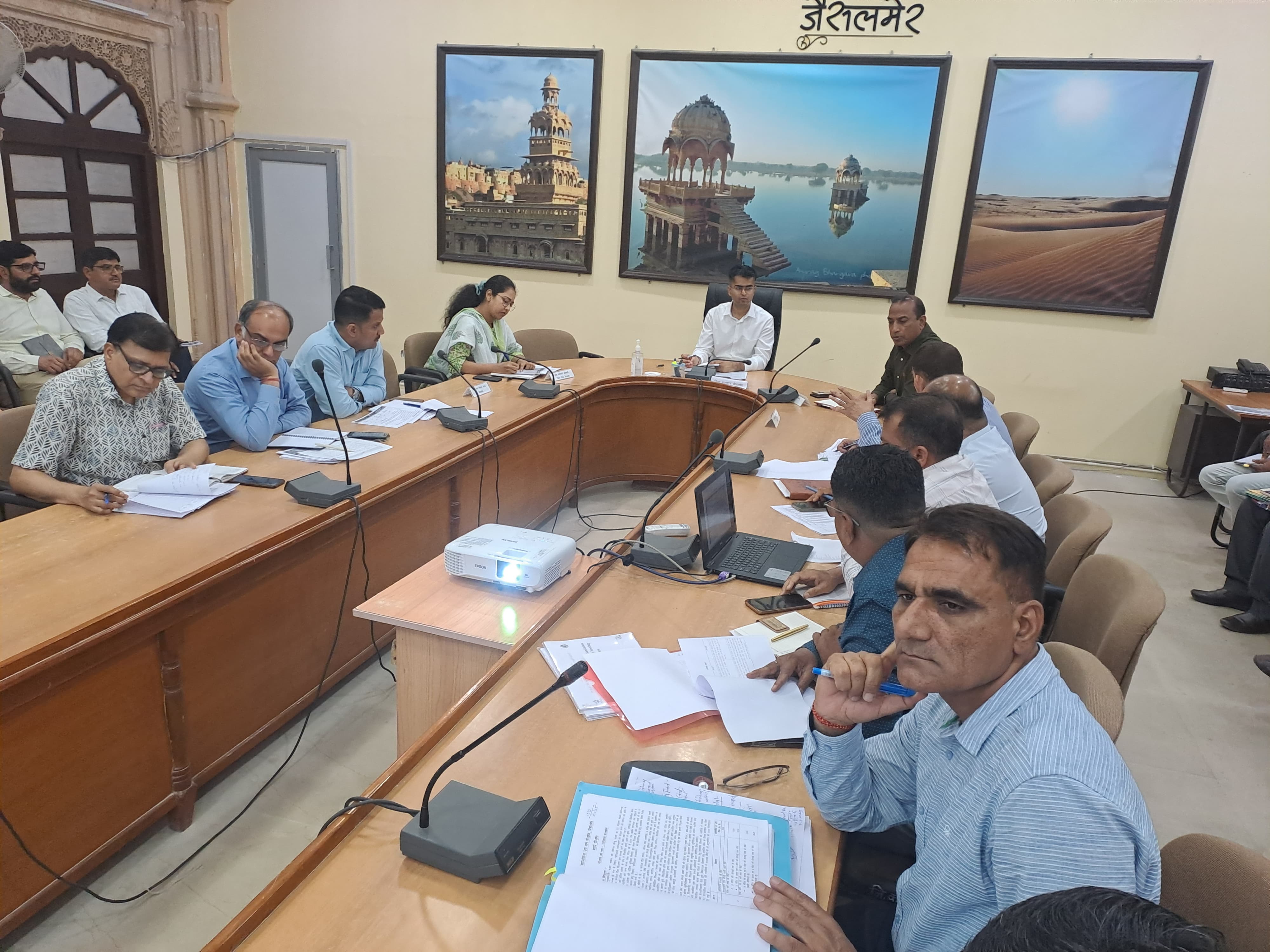 जैसलमेर कलेक्टर ने ली साप्ताहिक समीक्षा बैठक