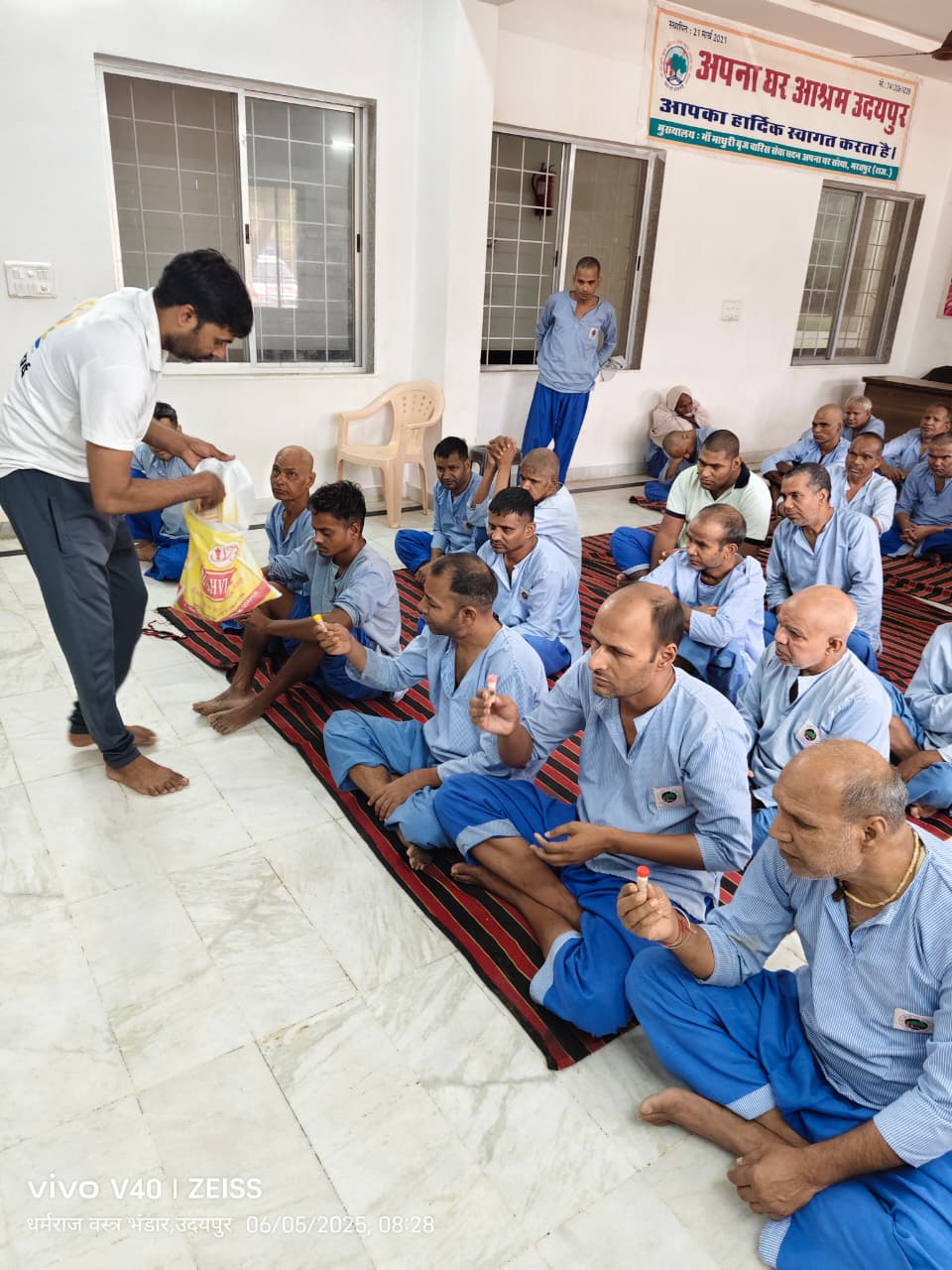 वृद्धों की स्वास्थ्य सुरक्षा को ध्यान में रखकर आयुर्वेद विभाग ने आश्रम में चलाया 'अमृतधारा वितरण अभियान