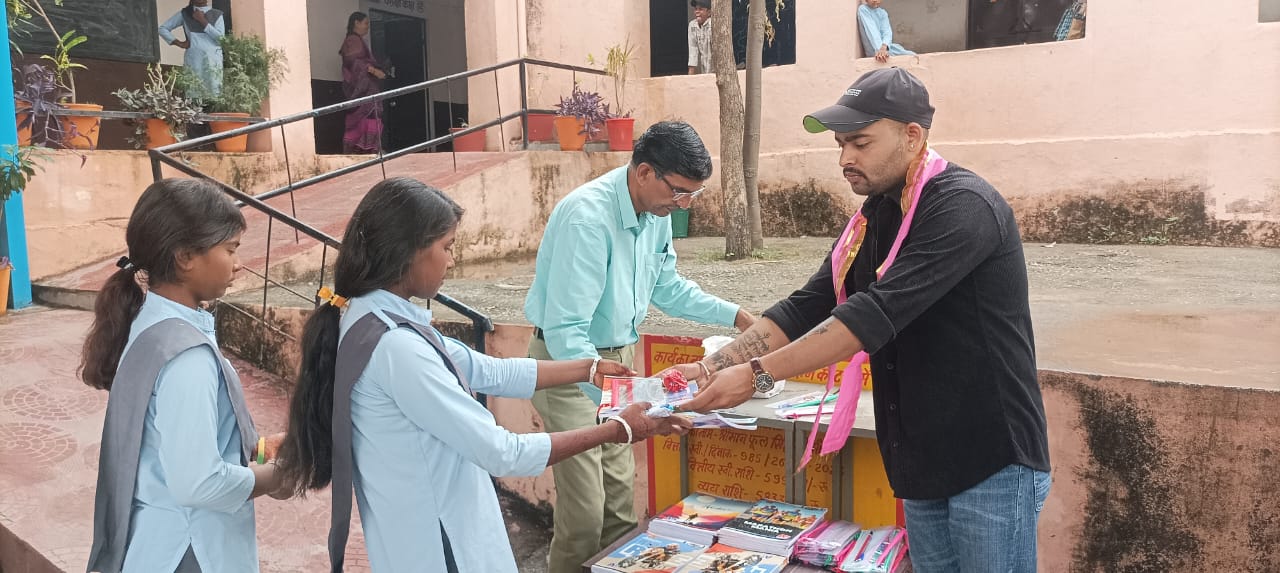 विद्यार्थियों को स्टेशनरी वितरण’