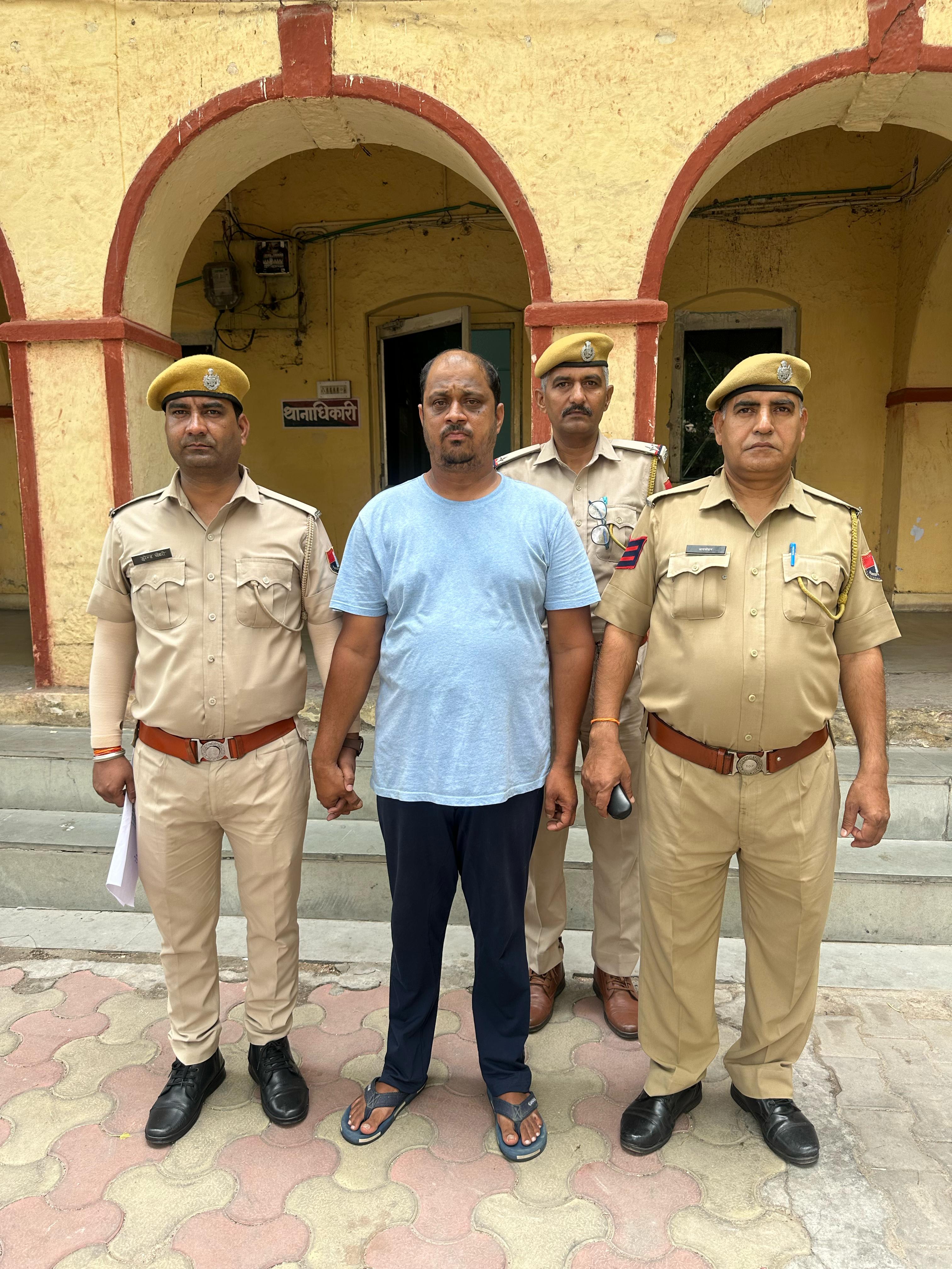 कोतवाली थाना प्रभारी महेश कुमार ने करोड़ों की ठगी के फरार इनामी बदमाश को किया गिरफ्तार 