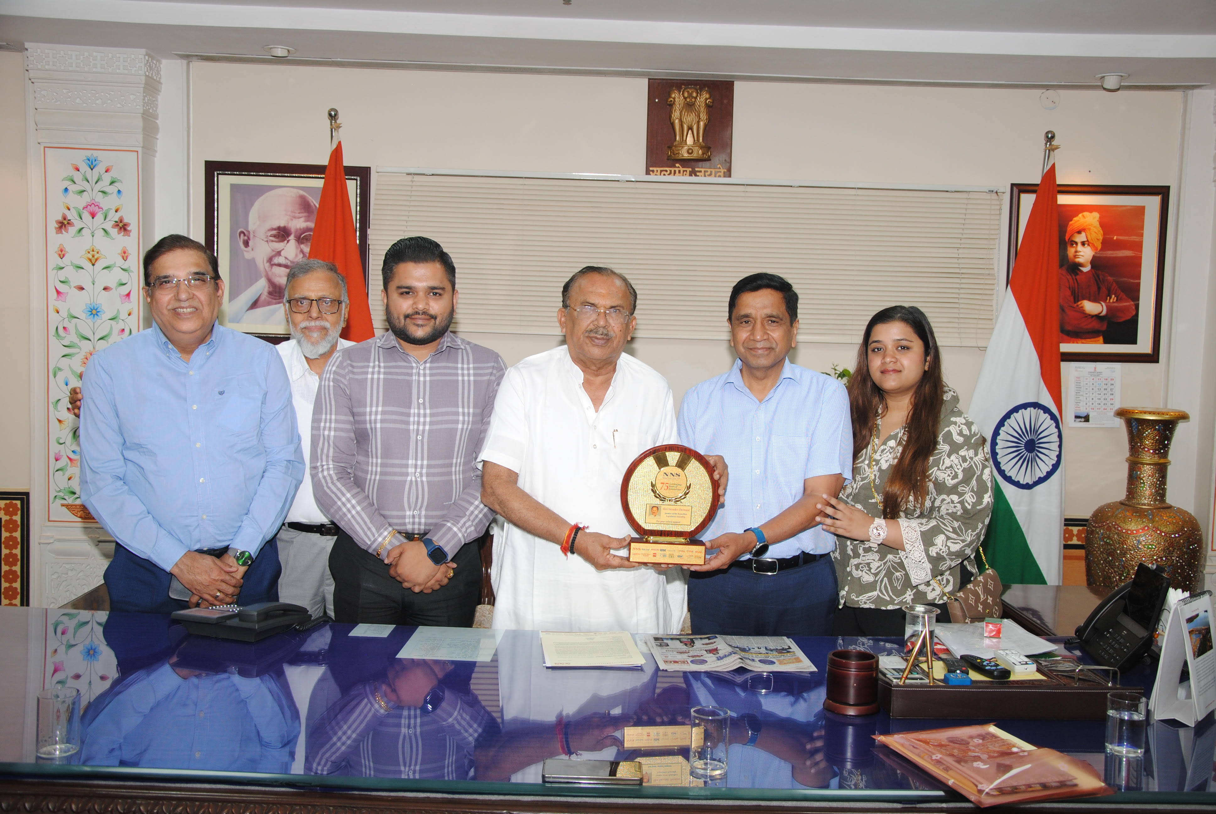 एनएनएस मीडिया ग्रुप, नई दिल्ली के सम्पादकीय समूह ने गुरुवार को जयपुर में राजस्थान विधानसभा के अध्यक्ष वासुदेव देवनानी से शिष्टाचार भेंट की
