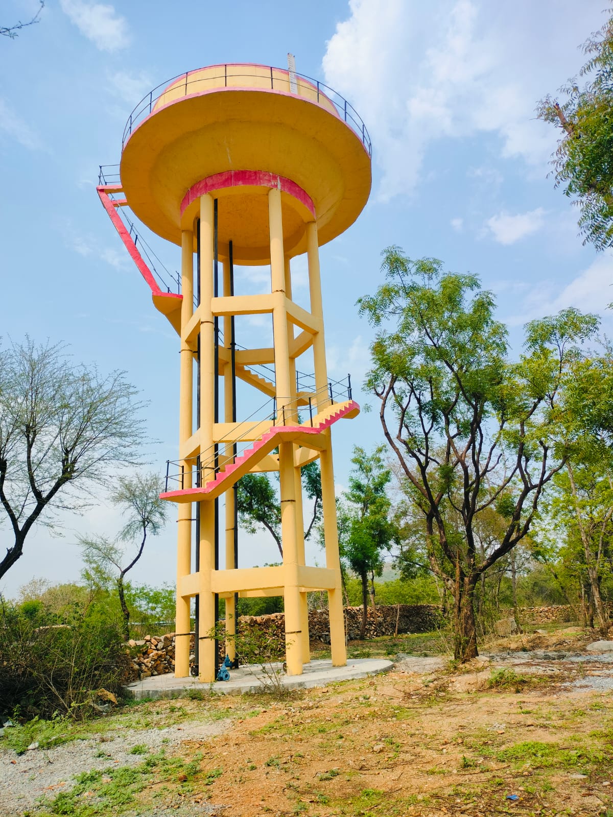 बड़गांव क्षेत्र के कटारा गांव में जल जीवन मिशन का काम ठप पड़ा, गर्मी में लोग परेशान