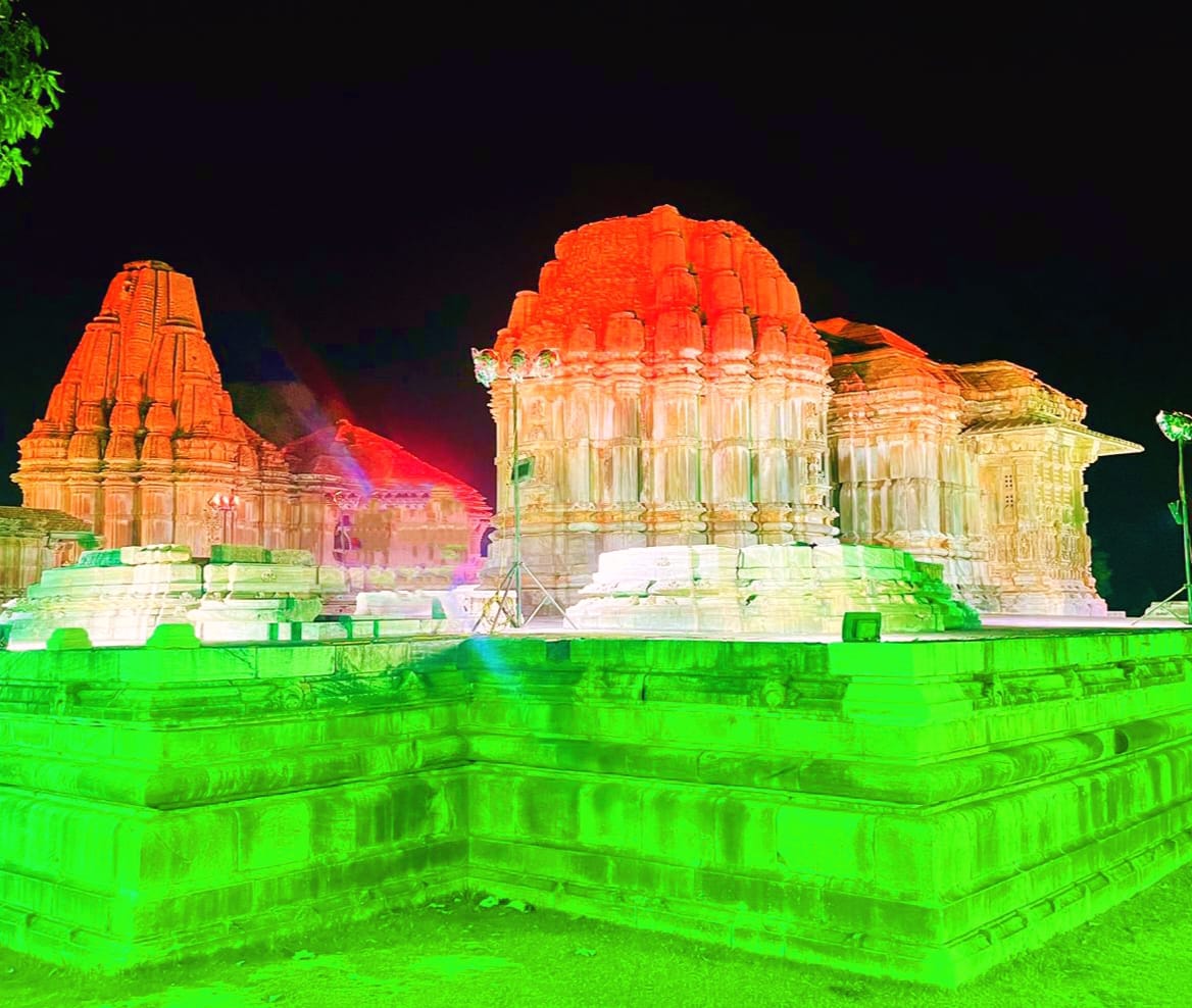 सास-बहू मंदिर तिरंगे रंगों में रोशन