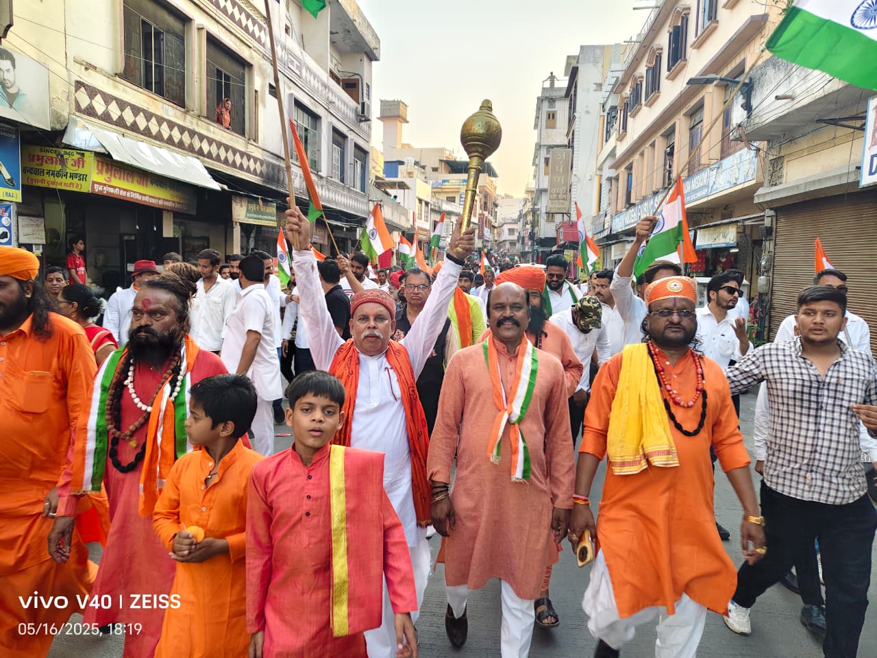 संत महंतों का तिरंगा यात्रा में आगमन