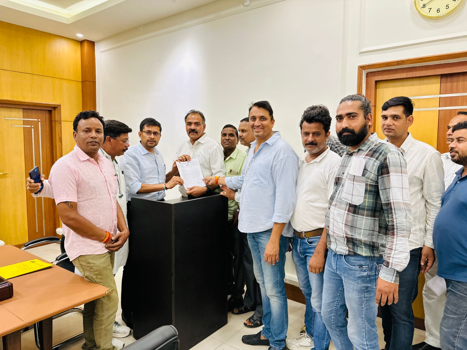 उदयपुर शहर में अनियमित रूप से लगातार बिना पूर्व सूचना विद्युत कटौती के संबंध में उदयपुर शहर जिला कांग्रेस कमेटी ने दिया ज्ञापन। 