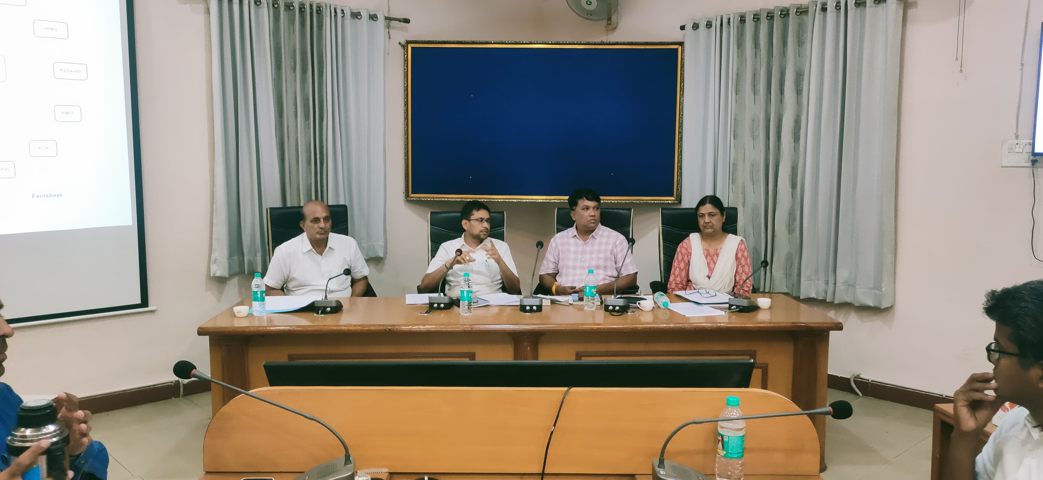 कलक्टर नमित मेहता ने ली जिला स्वास्थ्य समिति की बैठक