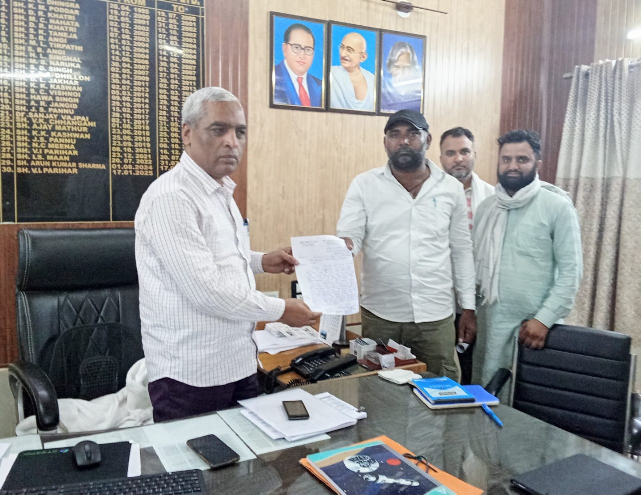 वार्ड नं. 8 व वार्ड नं. 7 में बिजली की समस्या से निजात दिलवाने हेतु सौंपा ज्ञापन