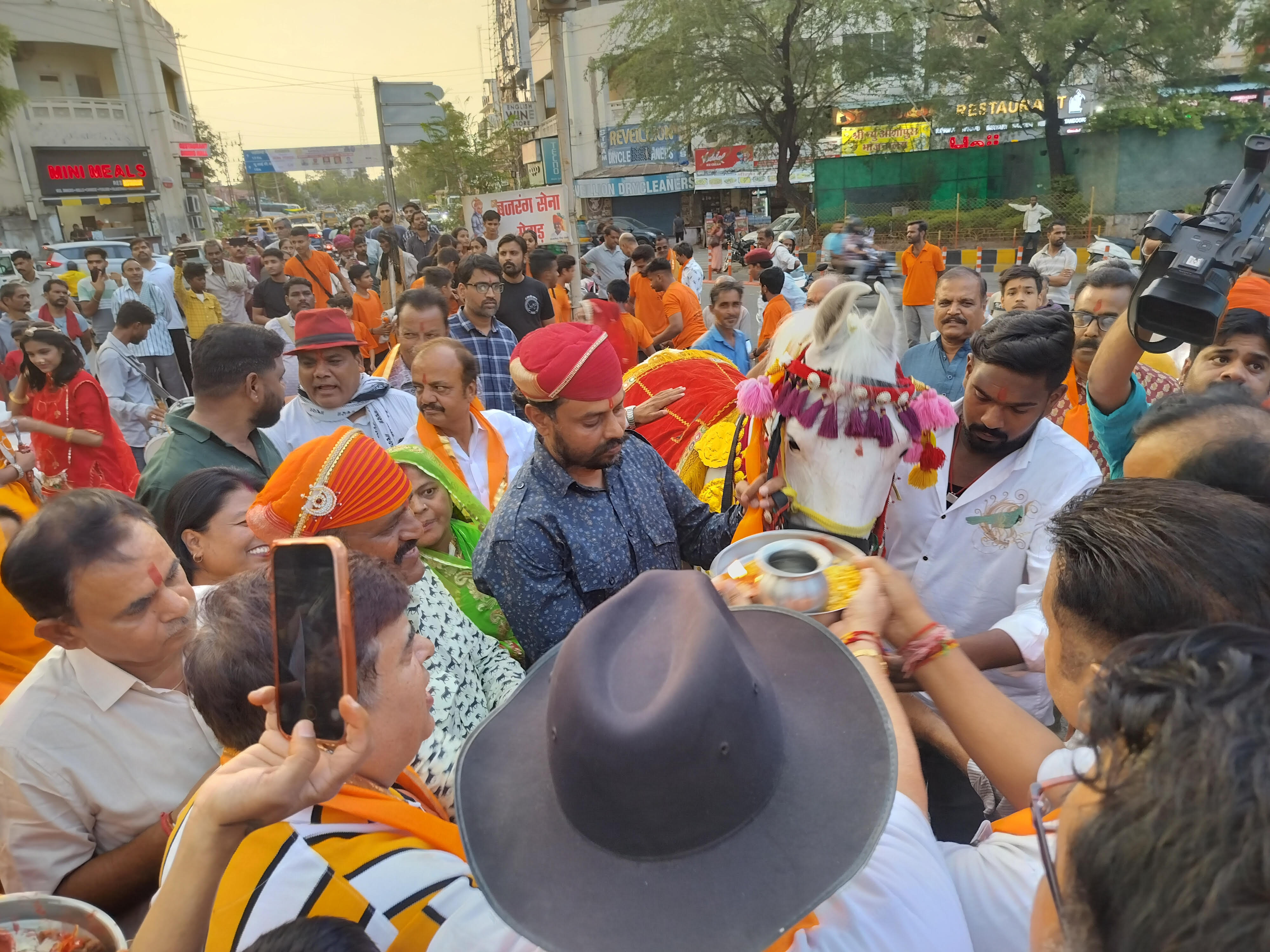 चेतक अश्व पूजन के साथ मातृशक्ति द्वारा शौर्य तलवार रास, स्केटिंग पर देशभक्ति नृत्य, पहलवानों द्वारा हेरत अगेज कारनामों का प्रदर्शन हुआ चेतक सर्कल पर 