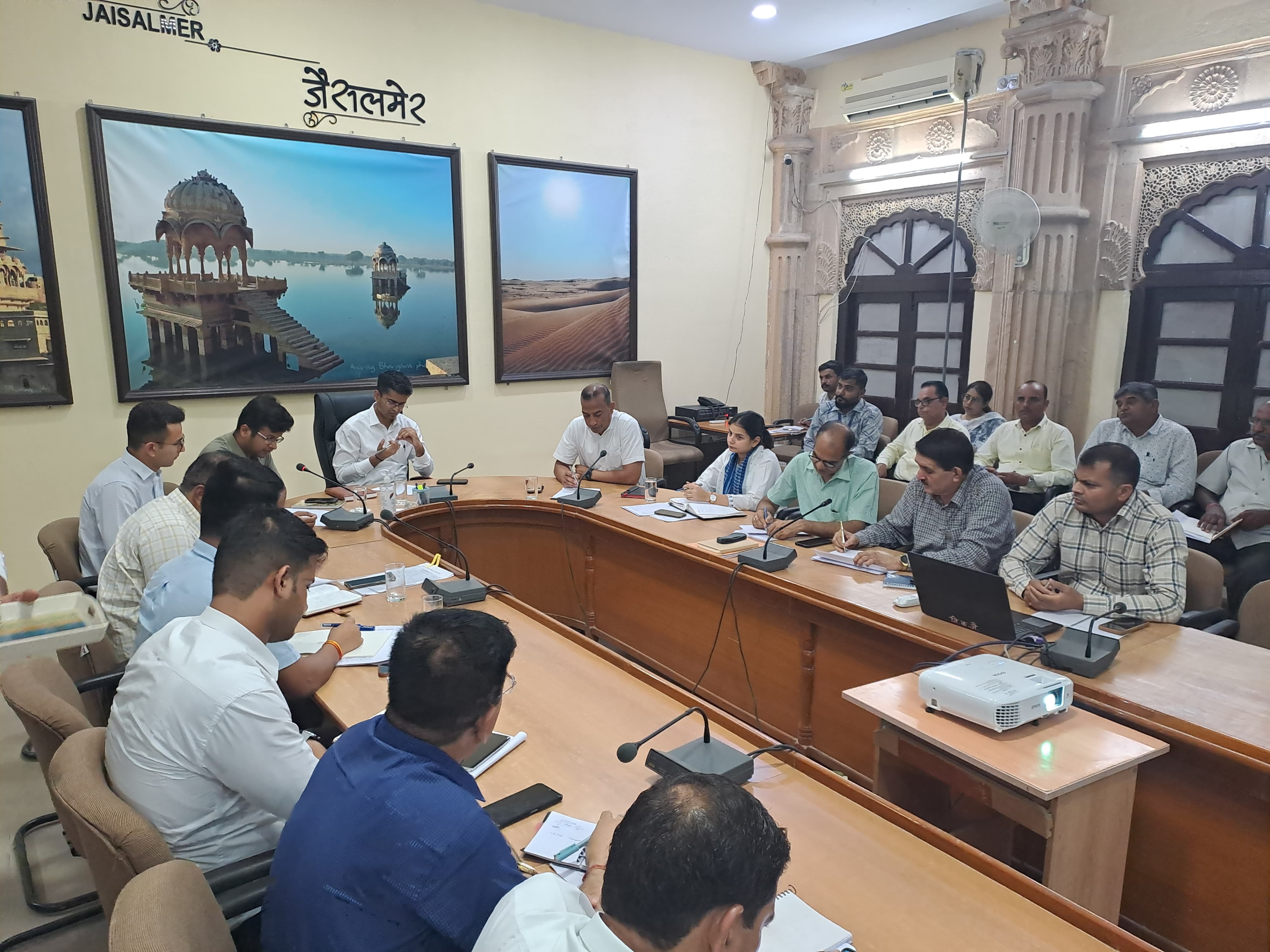 जिला कलक्टर ने ली साप्ताहिक समीक्षा बैठक