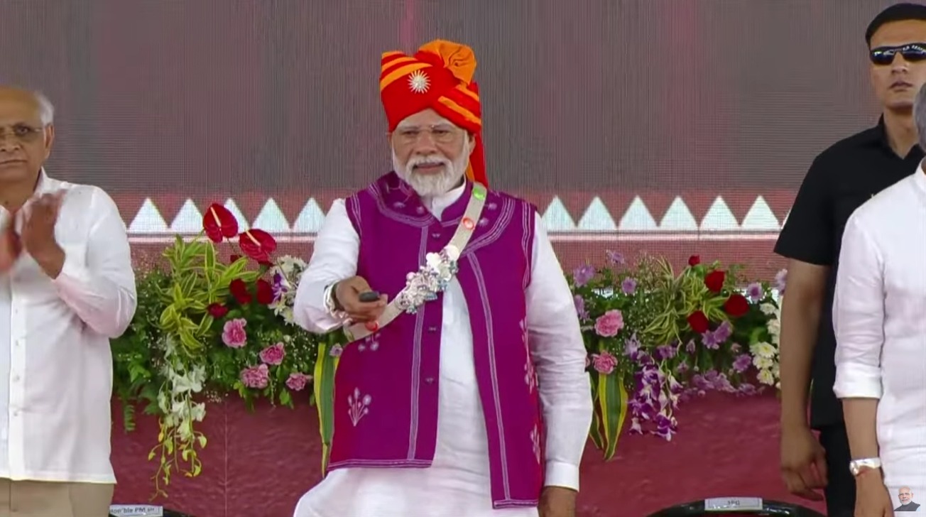 प्रधानमंत्री श्री नरेन्द्र मोदी ने गुजरात के दाहोद में 24,000 करोड़ रुपये से अधिक की लागत वाली विभिन्न विकास परियोजनाओं का शिलान्यास, उद्घाटन और लोकार्पण किया’