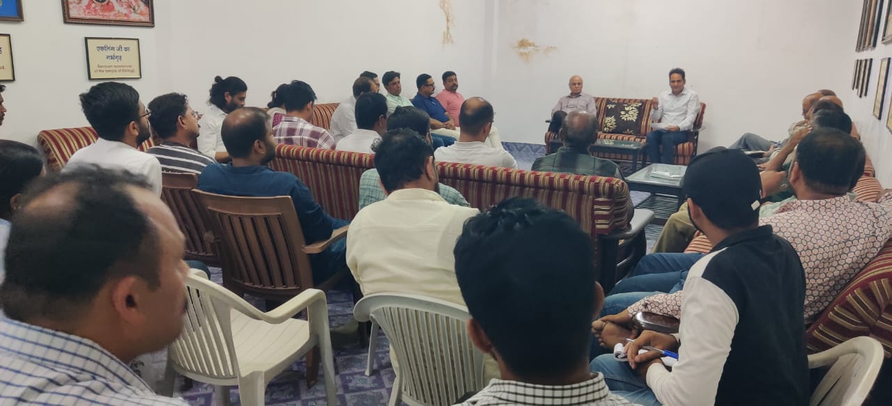 समारोह को भव्य रूप देने व्यवस्थाओं का वितरण