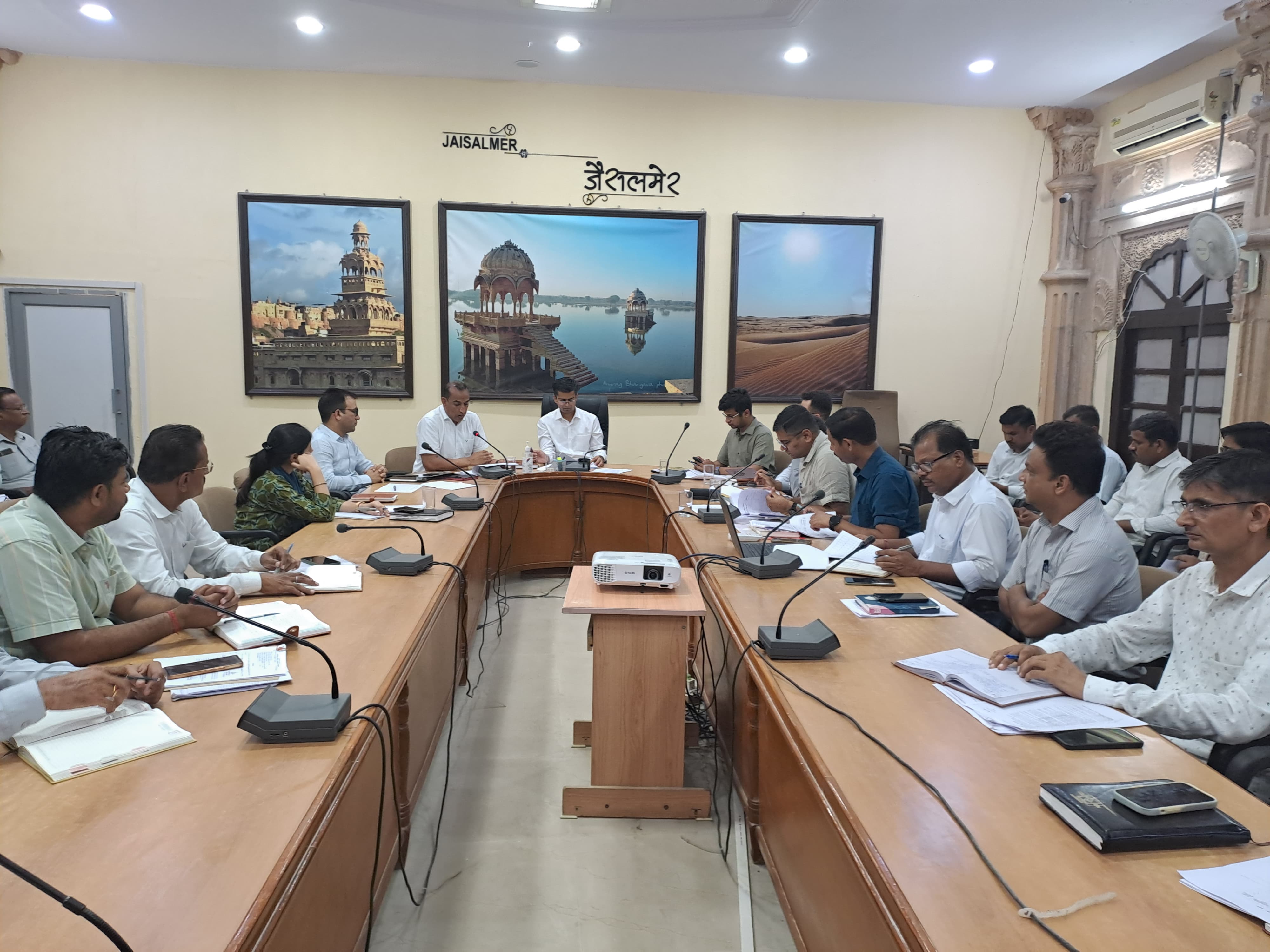 जिला कलक्टर ने ली राजस्व एवं उपनिवेशन अधिकारियों की मासिक बैठक  राजस्व अधिकारी क्षेत्र की प्रत्येक घटना के प्रति विशेष चौकसी बरते- जिला कलक्टर