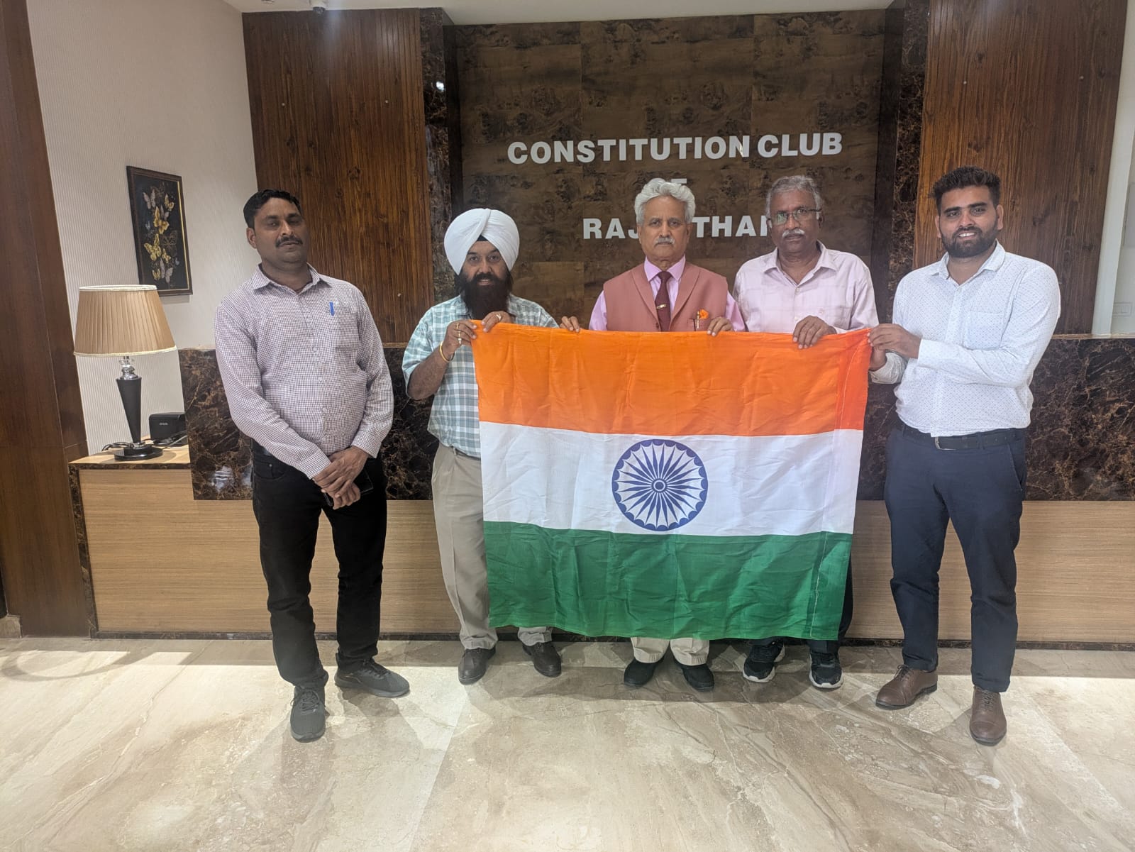 ऑपरेशन सिंदूर की सफलता पर जयपुर में भव्य कार्यक्रम, प्रो. अमेरिका सिंह का पारंपरिक स्वागत, तिरंगा लहराकर सेना को सलामी