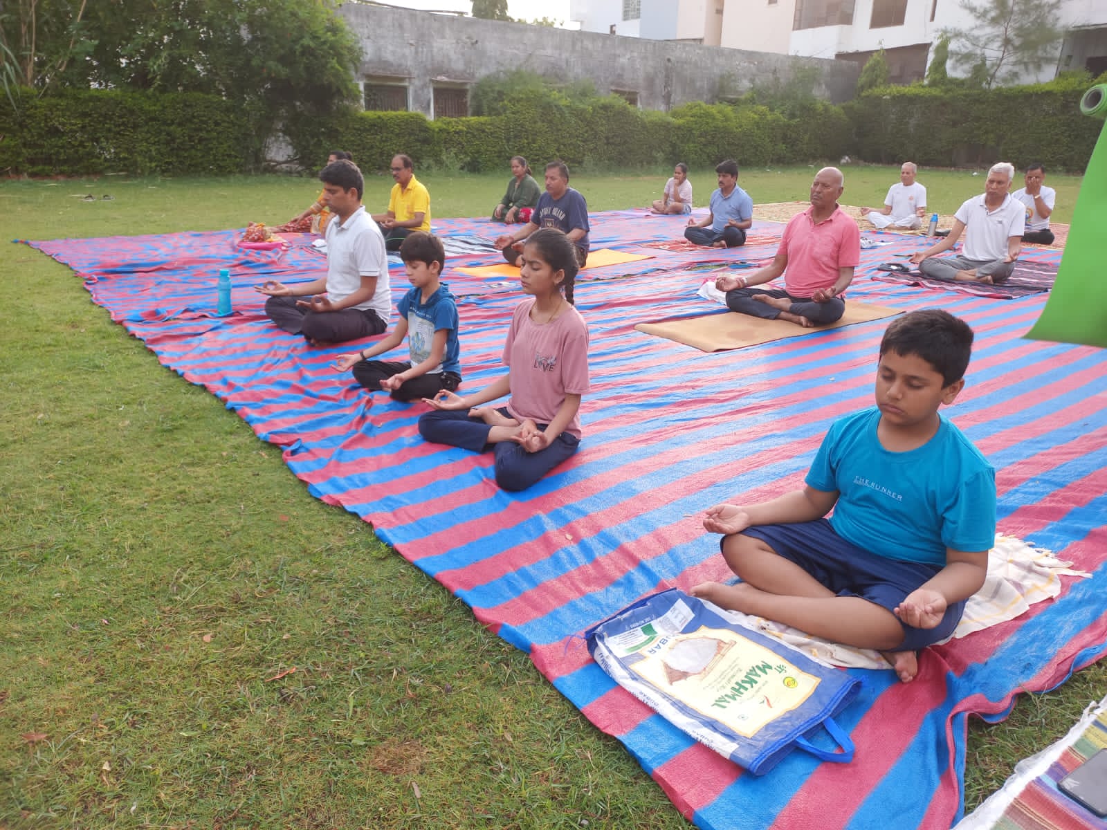 योग शिविर में बच्चें भी कर रहे उत्सुकता के साथ योगाभ्यास"