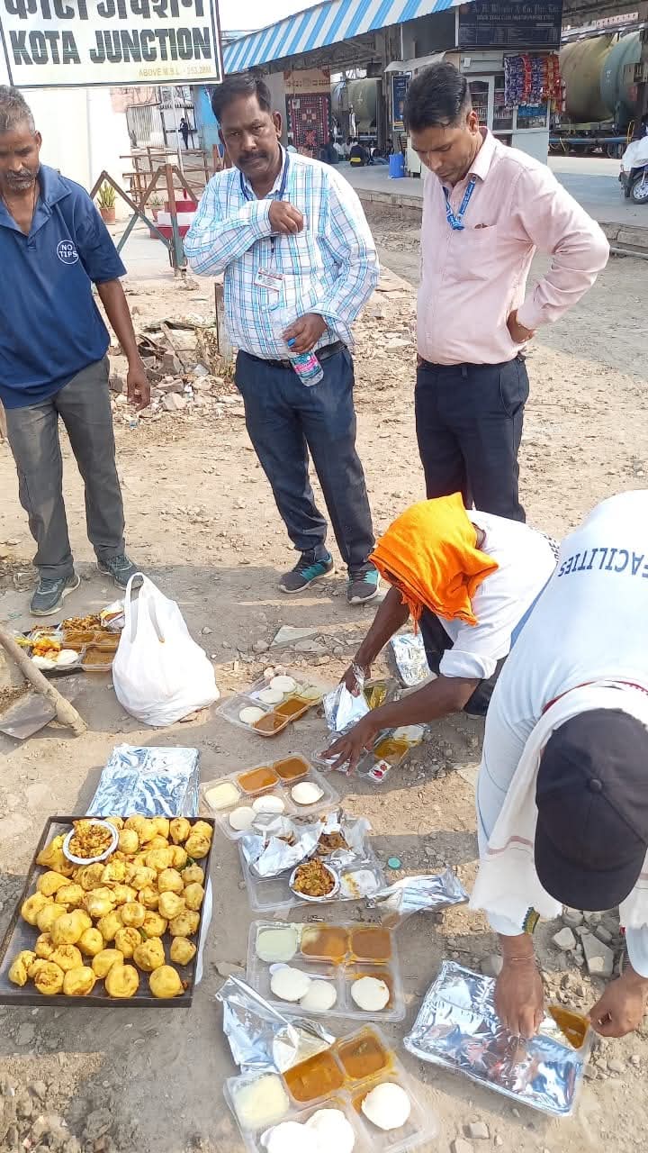 कोटा स्टेशन पर अवैध वेंडरों के खिलाफ औचक चेकिंग अभियान