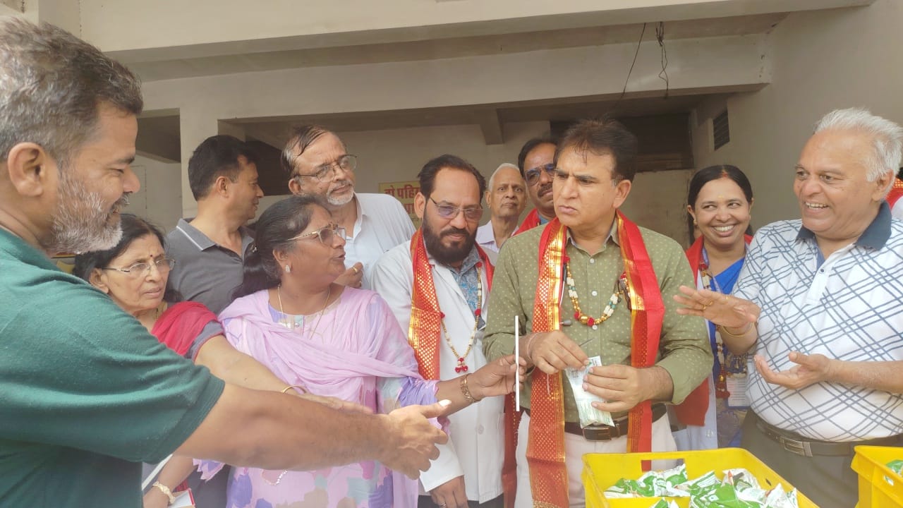 भारतीय लॉयन्स परिसंघ ने अस्पताल में वितरित की निशुल्क छाछ, भीषण गर्मी में छाछ पीकर तृप्त हुए लोग