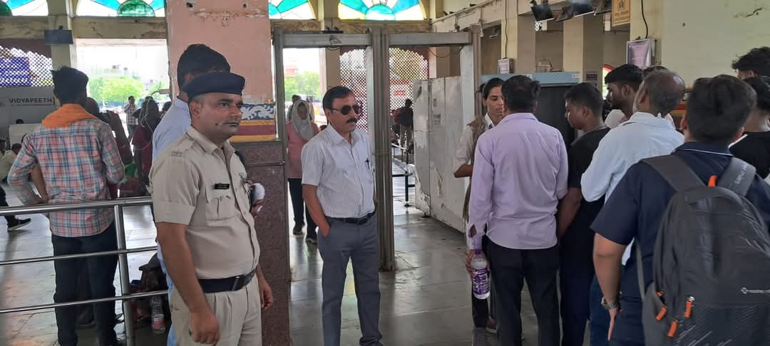41 Kg Raw Food Seized from Awadh Express Pantry; ₹11,000 Fine Imposed