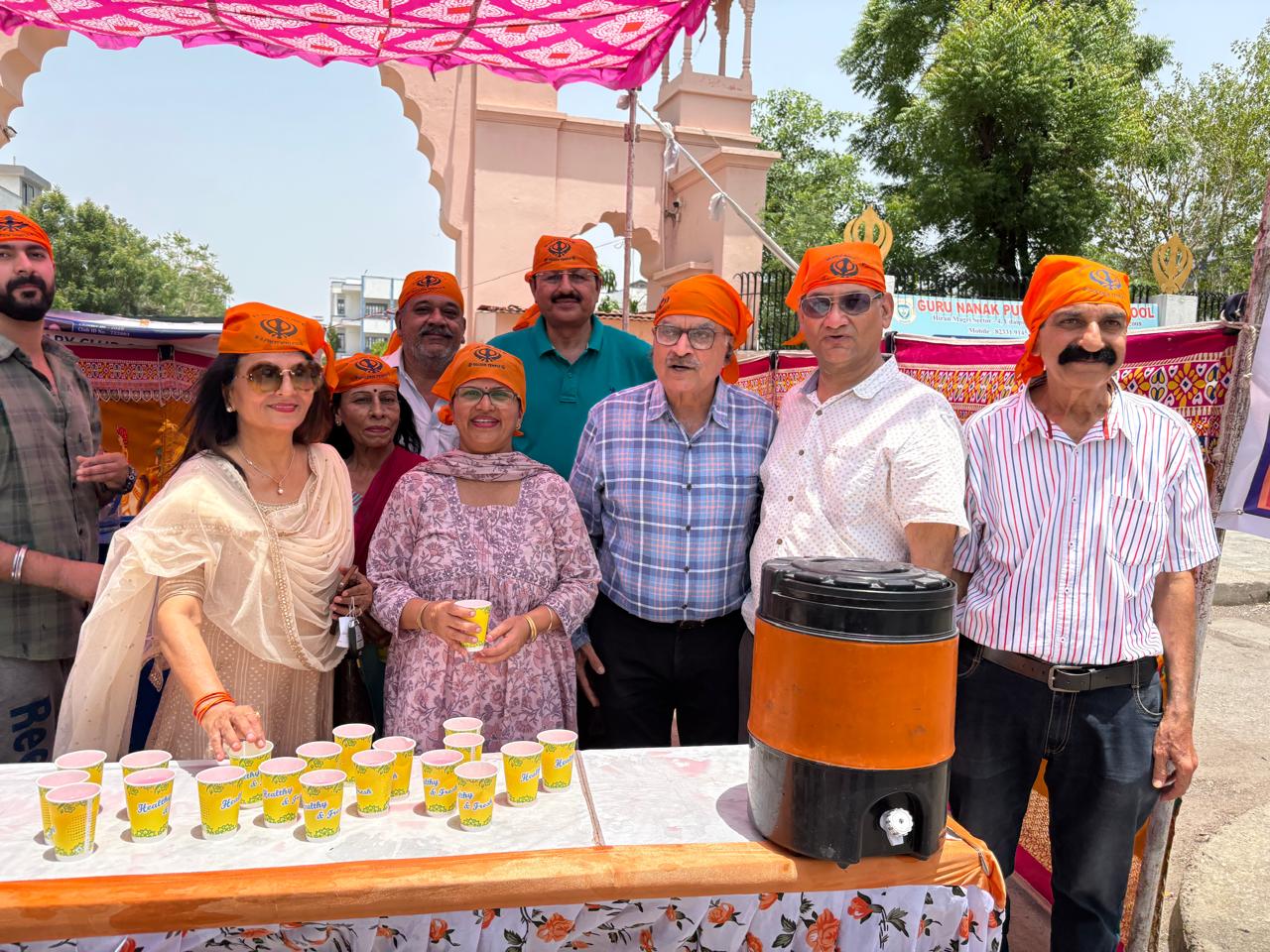 गुरु अर्जन देव के शहीदी दिवस पर छबील सेवा लगायी