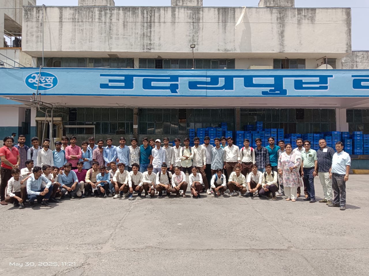 राजकीय पॉलिटेक्निक महाविद्यालय के छात्रों ने किया सरस डेयरी का शैक्षणिक भ्रमण