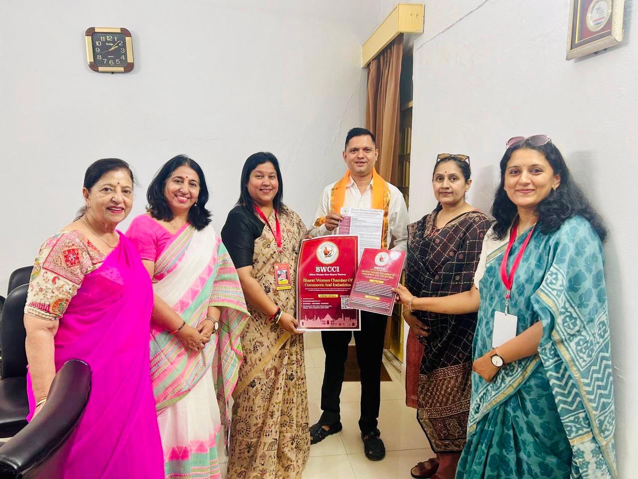 उद्यमी महिलाओं ने किया जिला उद्योग केन्द्र का दौर, जानी उद्योग संबंधी जानकारियंा