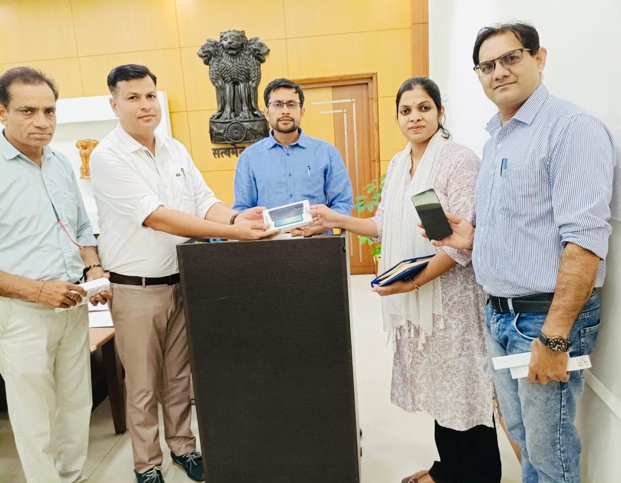 आंगनवाड़ी कार्यकर्ताओं व महिला पर्यवेक्षकों को मोबाइल फोन वितरण का शुभारंभ