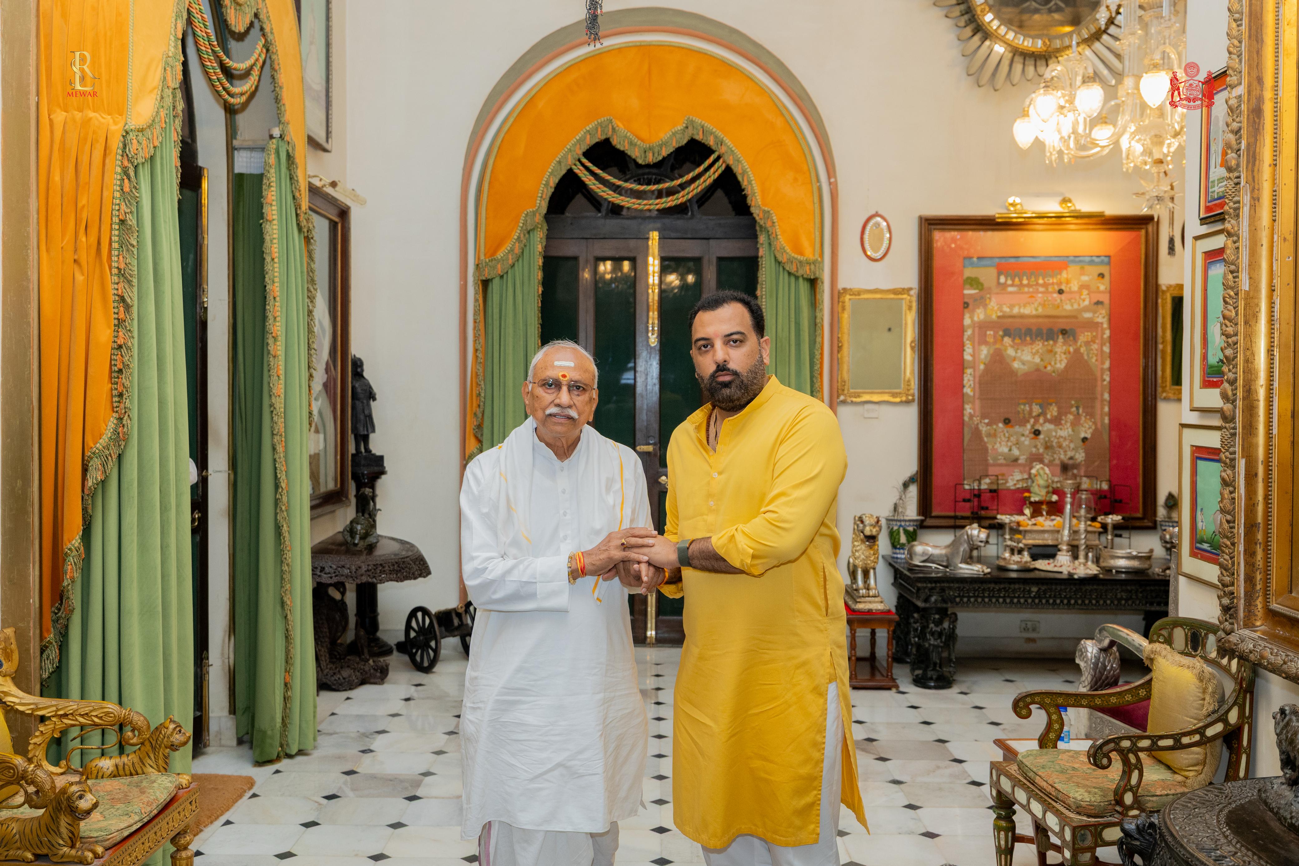 विहिप के राष्ट्रीय अध्यक्ष दिनेशजी व डॉ. लक्ष्यराज सिंह मेवाड़ के बीच सिटी पैलेस में शिष्टाचार भेंट हुई